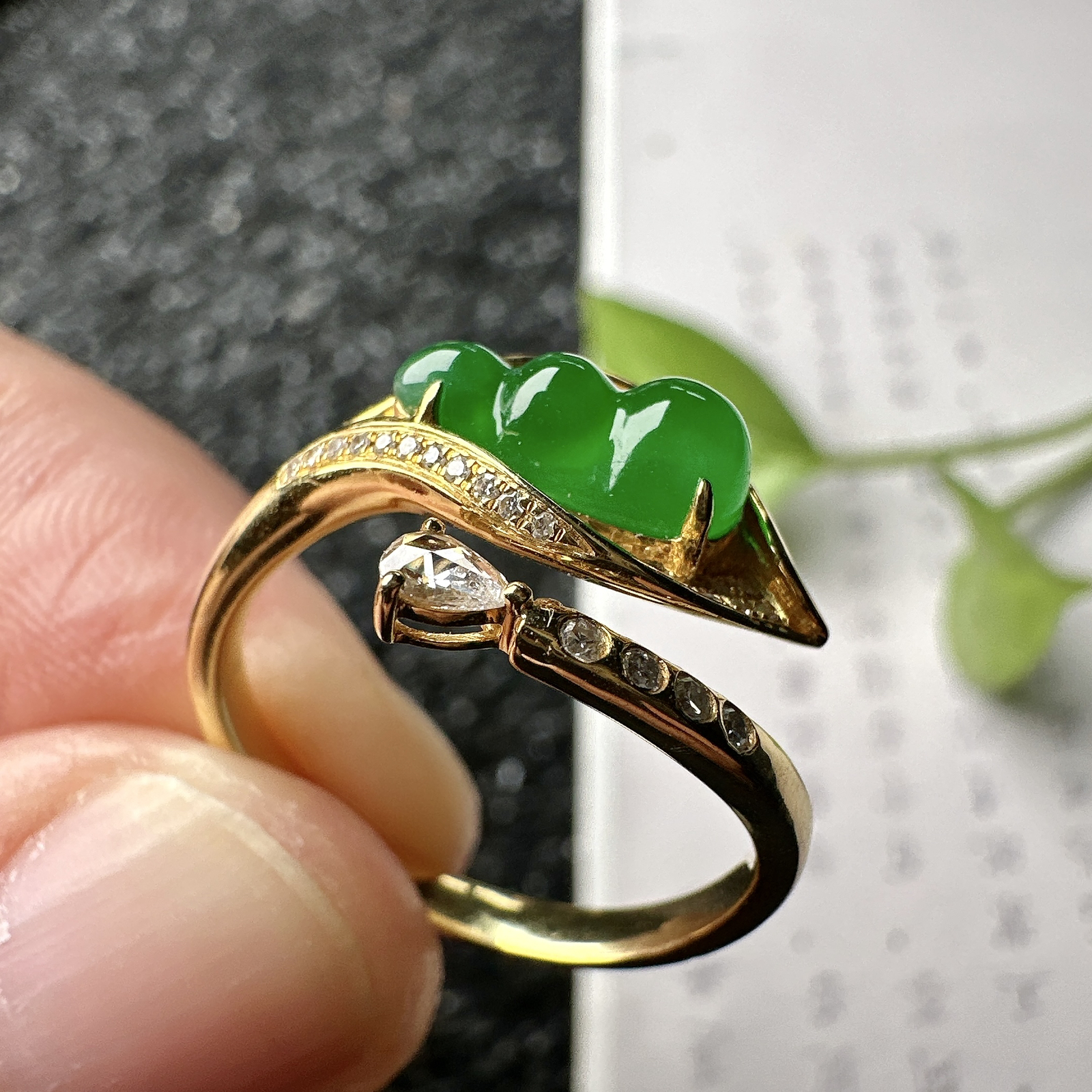 【冰种满绿福豆戒指】质地均匀细腻，冰润起光，胶感强烈，颜色娇艳，18K金钻精美镶嵌，裸石尺寸10.1*5*4毫米