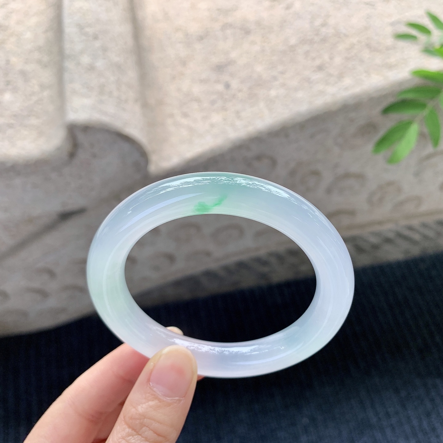 圆条54 55【圈口】55.7/10.5/10.2【】喜询【编码】HT120502【描述】冰种飘绿，清透，水润，种老，细腻，打灯有棉絮