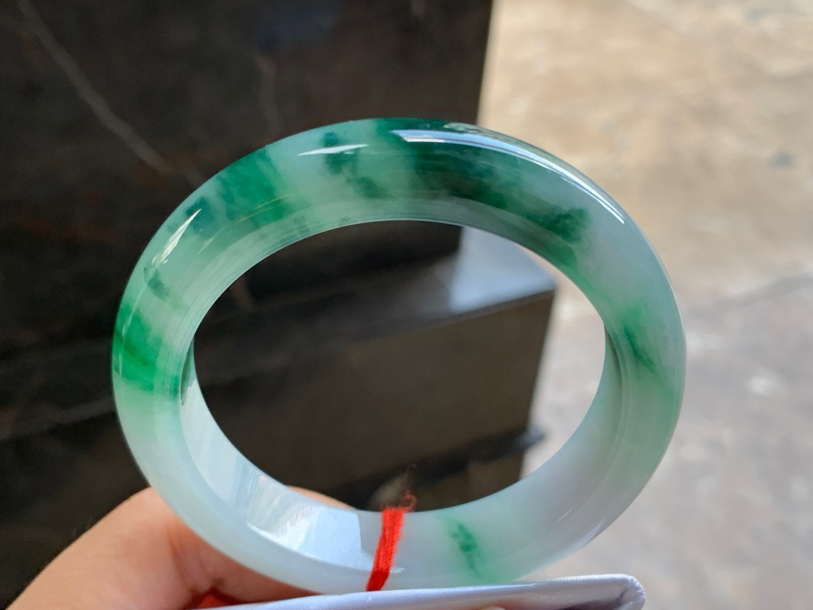 55-13.2-9.3

绿色手镯^_^鲜艳 玉质细腻