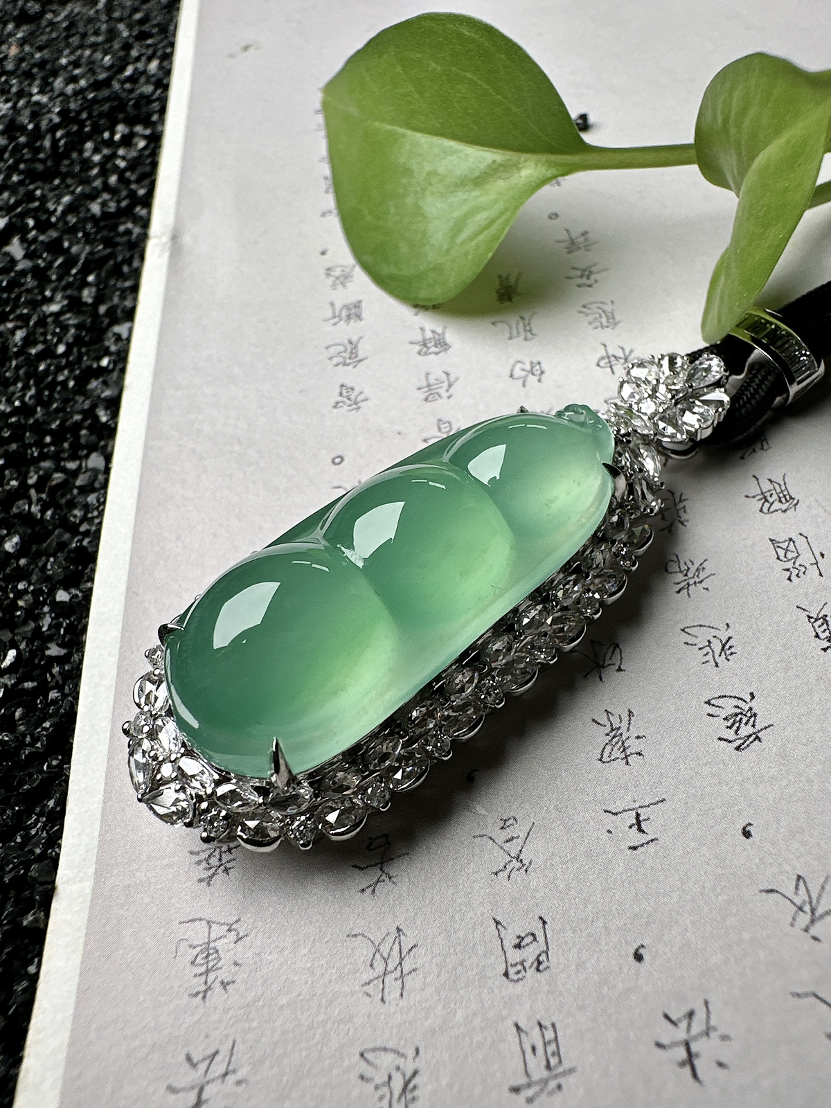 【冰种晴绿福豆吊坠】种地上乘，冰感十足，通透起光，饱满圆润，收藏品质，18k金钻镶嵌，裸石尺寸34.4*14.4*8.6毫米