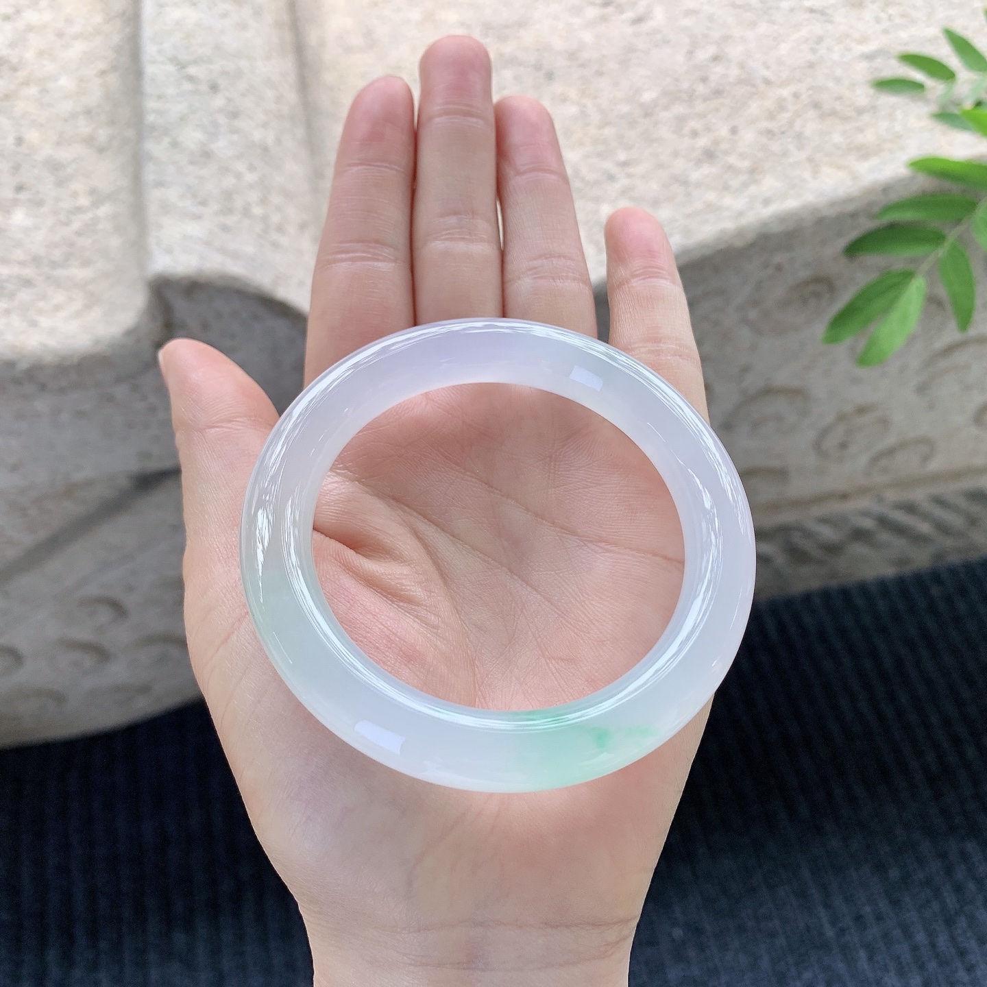 圆条54 55【圈口】55.7/10.5/10.2【】喜询【编码】HT120502【描述】冰种飘绿，清透，水润，种老，细腻，打灯有棉絮