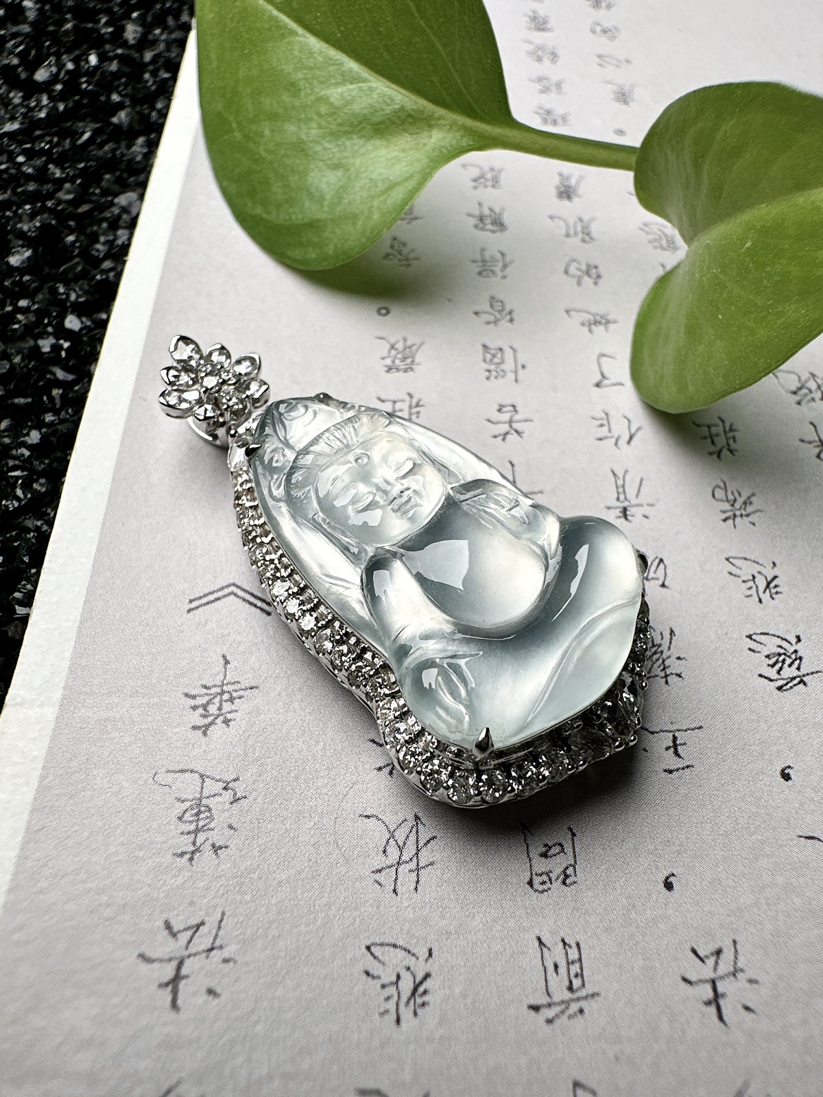 【冰种宝宝观音吊坠】种水上乘，晶莹剔透，纯净通透，莹光感很强，18k金钻镶嵌，裸石尺寸25*16*2.8毫米
