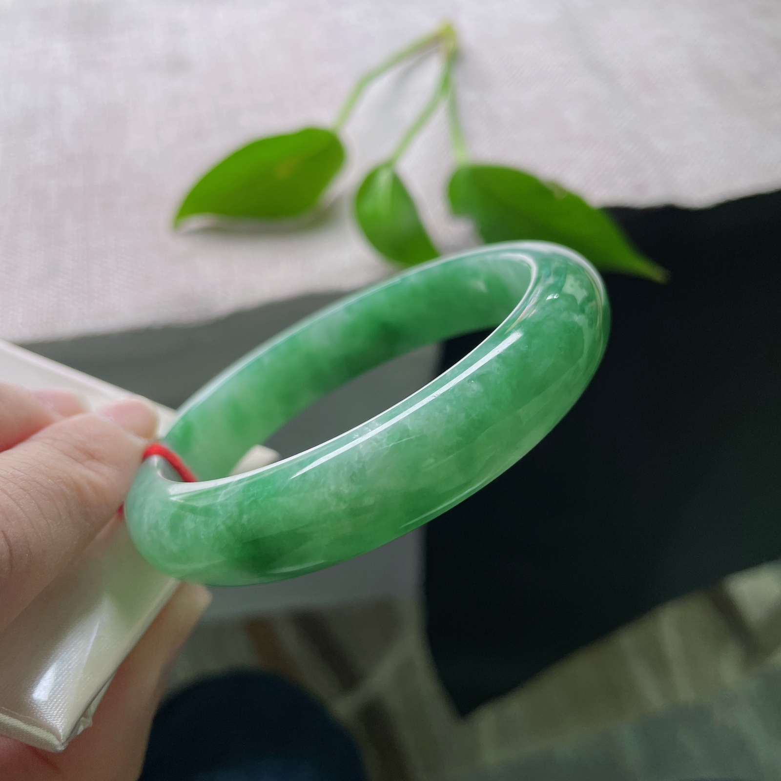 57.4/13/8.3绿底正圈，水润，沉稳贵气，郁郁葱葱。