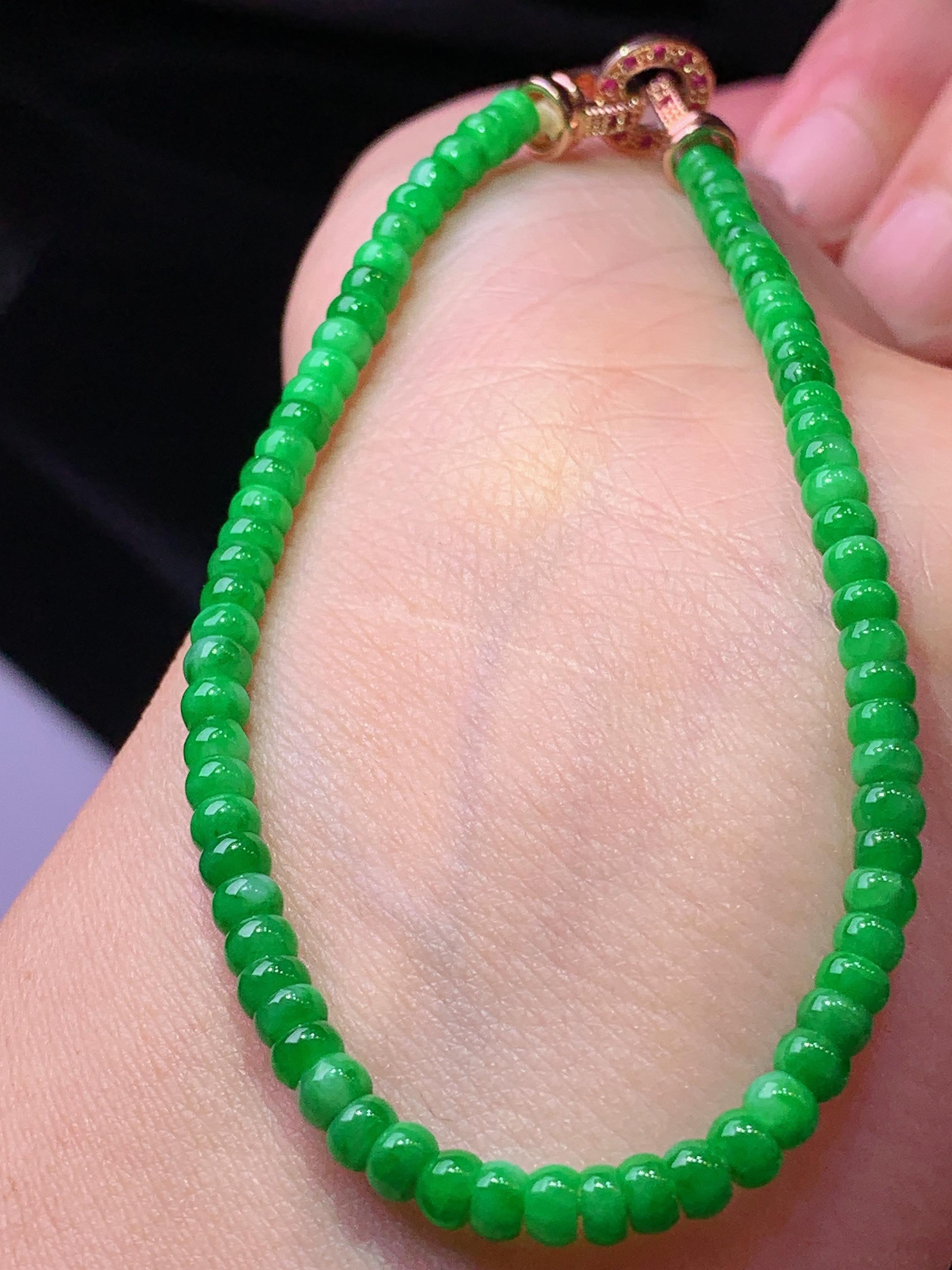 满绿算盘珠吊坠 玉质细腻 色泽艳丽清新 水润亮眼 整体尺寸3.8*2.3h3