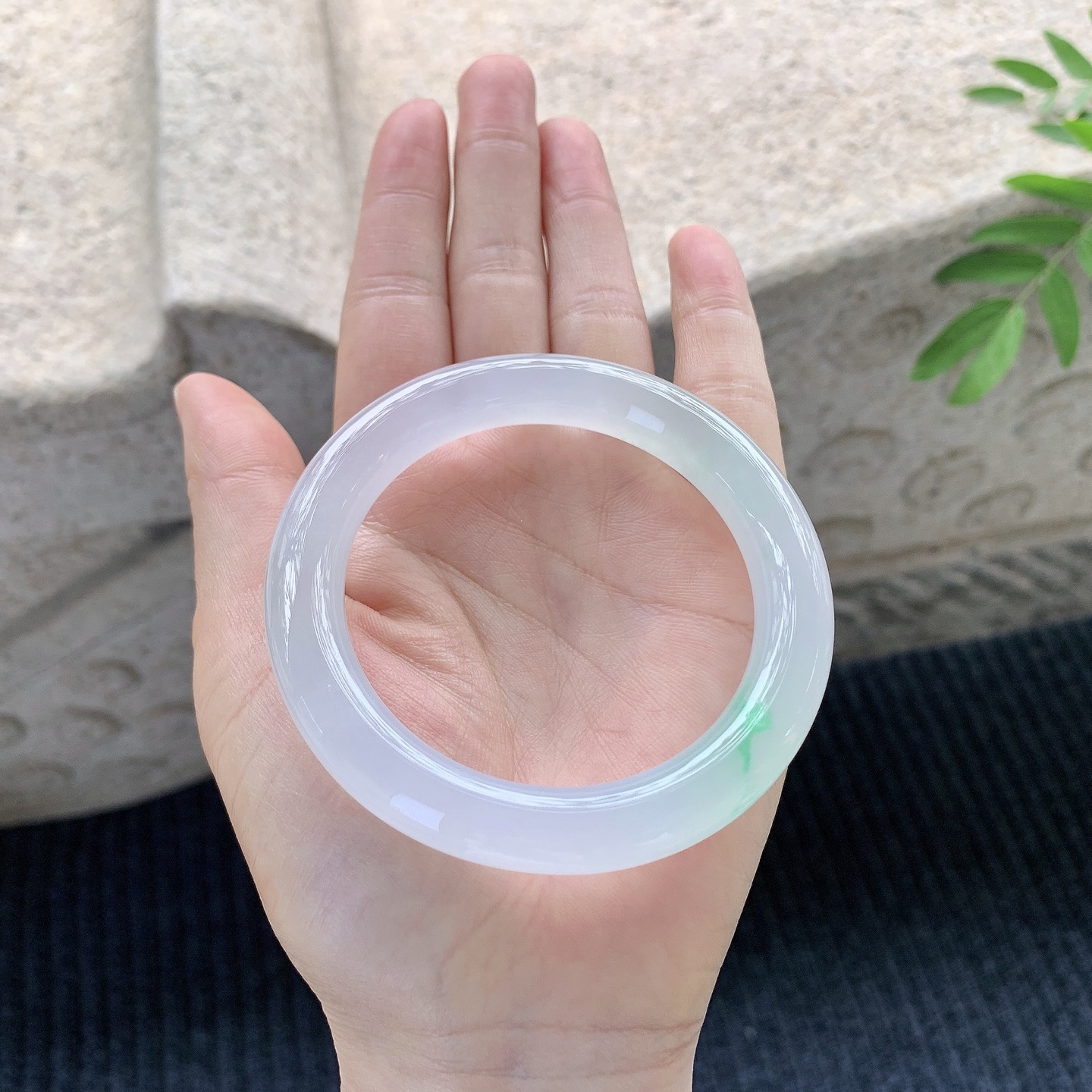 圆条54 55【圈口】55.7/10.5/10.2【】喜询【编码】HT120502【描述】冰种飘绿，清透，水润，种老，细腻，打灯有棉絮