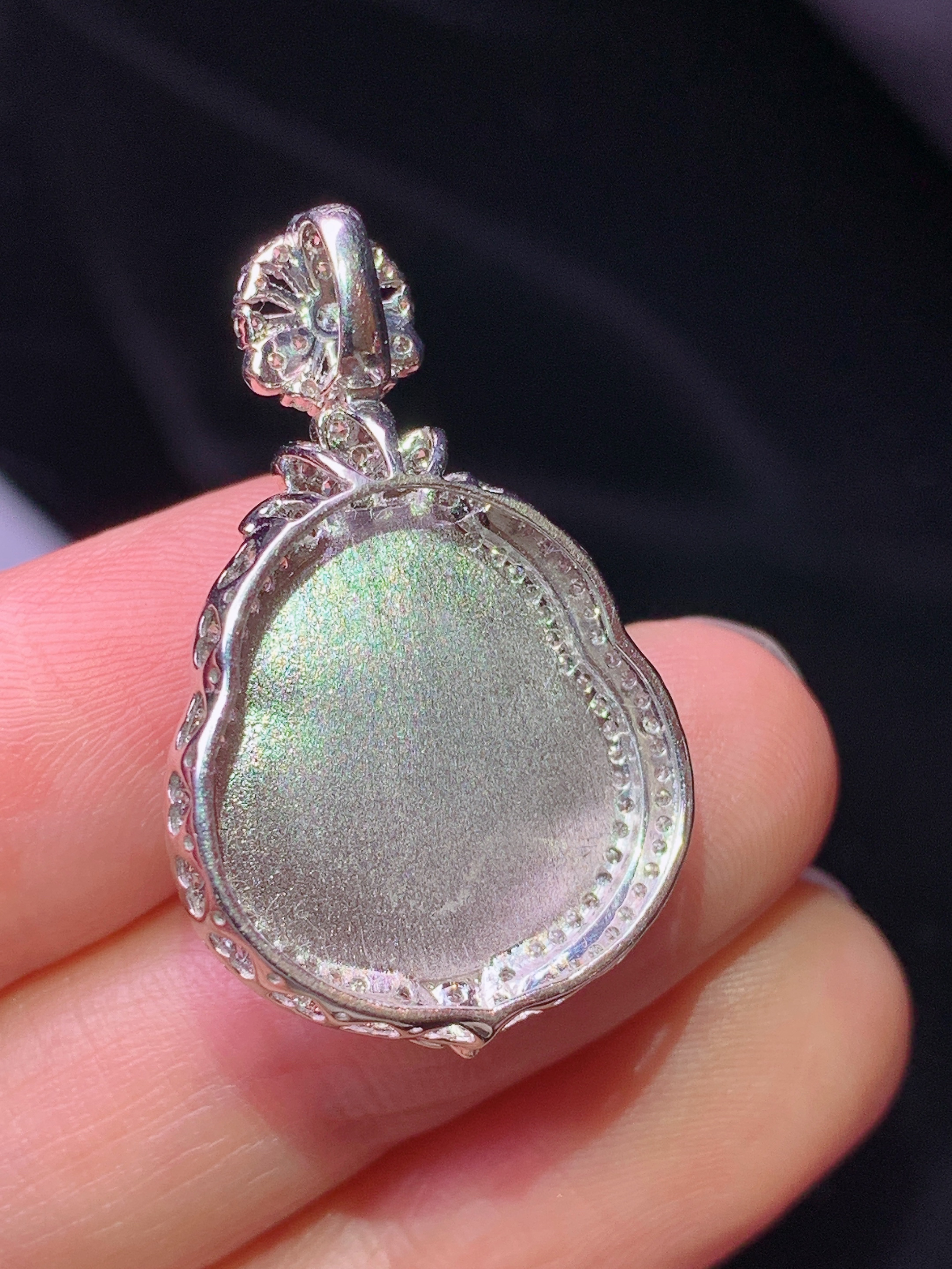 18k金钻镶嵌翠绿葫芦吊坠 玉质细腻 色泽艳丽清新 水润亮眼 整体尺寸31.2*19.3*9.2f3