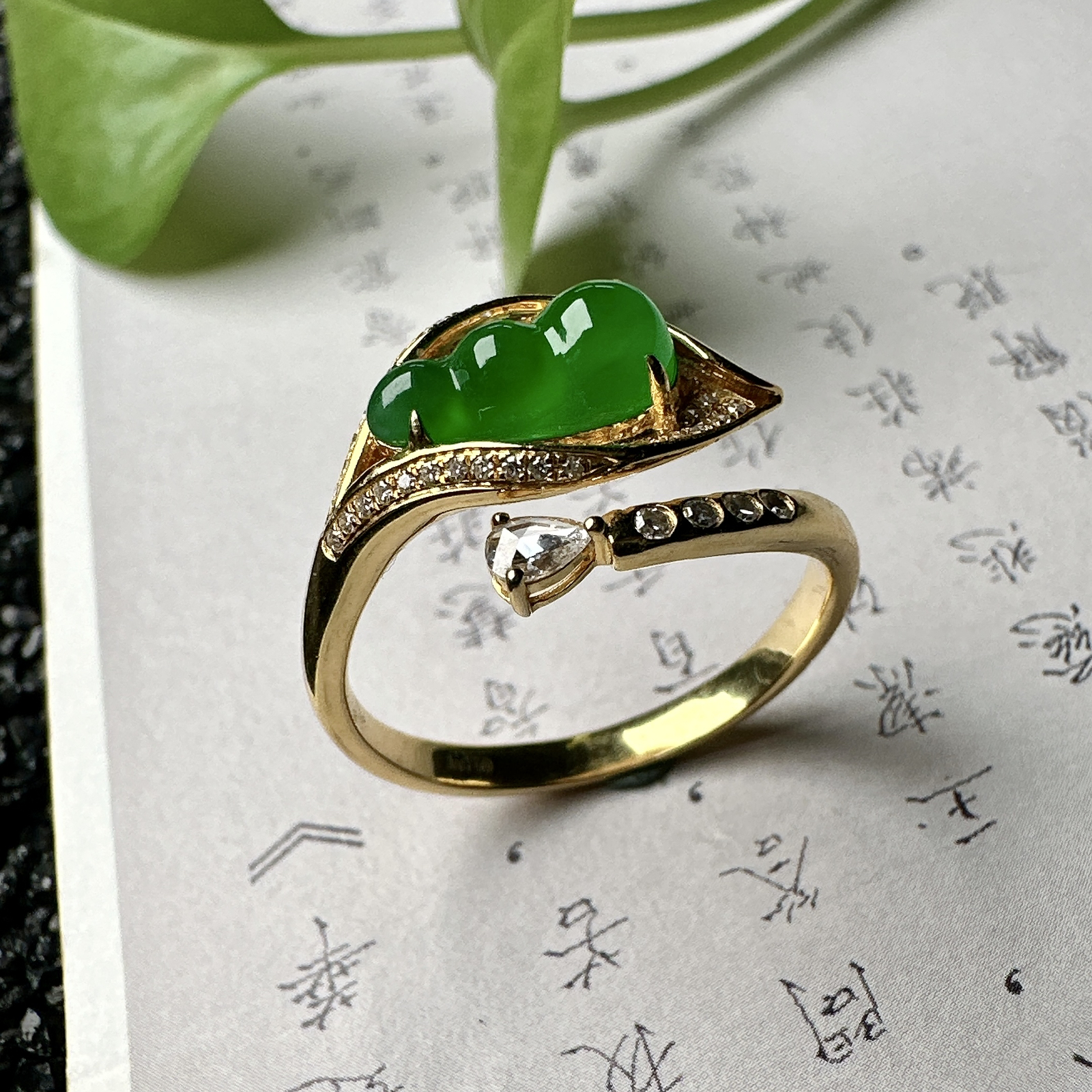 【冰种满绿福豆戒指】质地均匀细腻，冰润起光，胶感强烈，颜色娇艳，18K金钻精美镶嵌，裸石尺寸10.1*5*4毫米