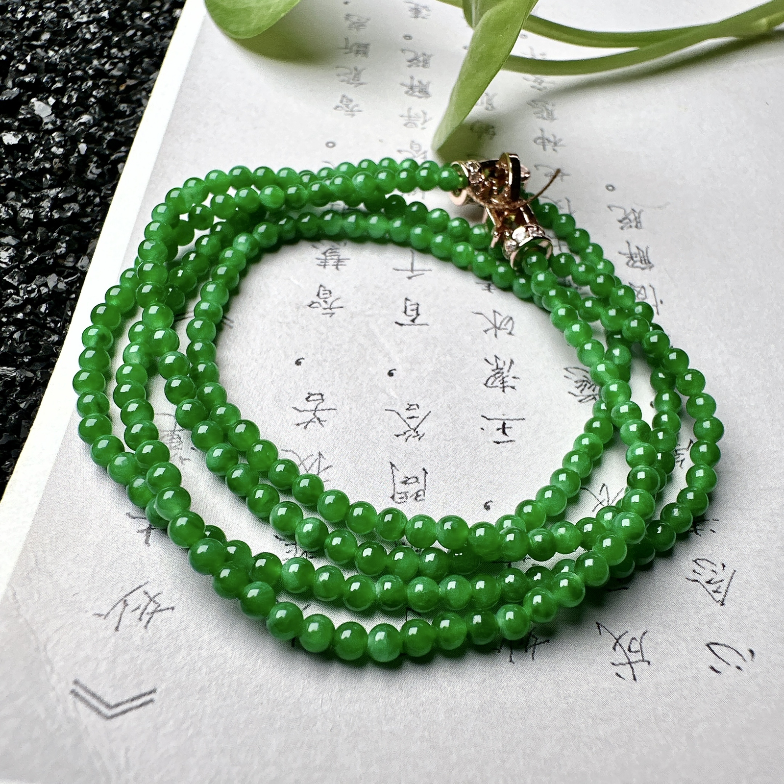 【冰种满绿小米珠手串】冰阳绿色泽，质地细腻，光感很好，色泽娇艳纯正。完整度很不错。