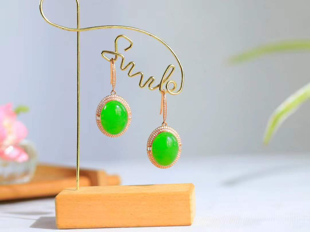 【金镶玉.耳坠】

精品和田玉碧玉镶嵌18k金.耳坠，金玉良缘 耳畔生辉，以和田温玉镌刻东方雅韵，