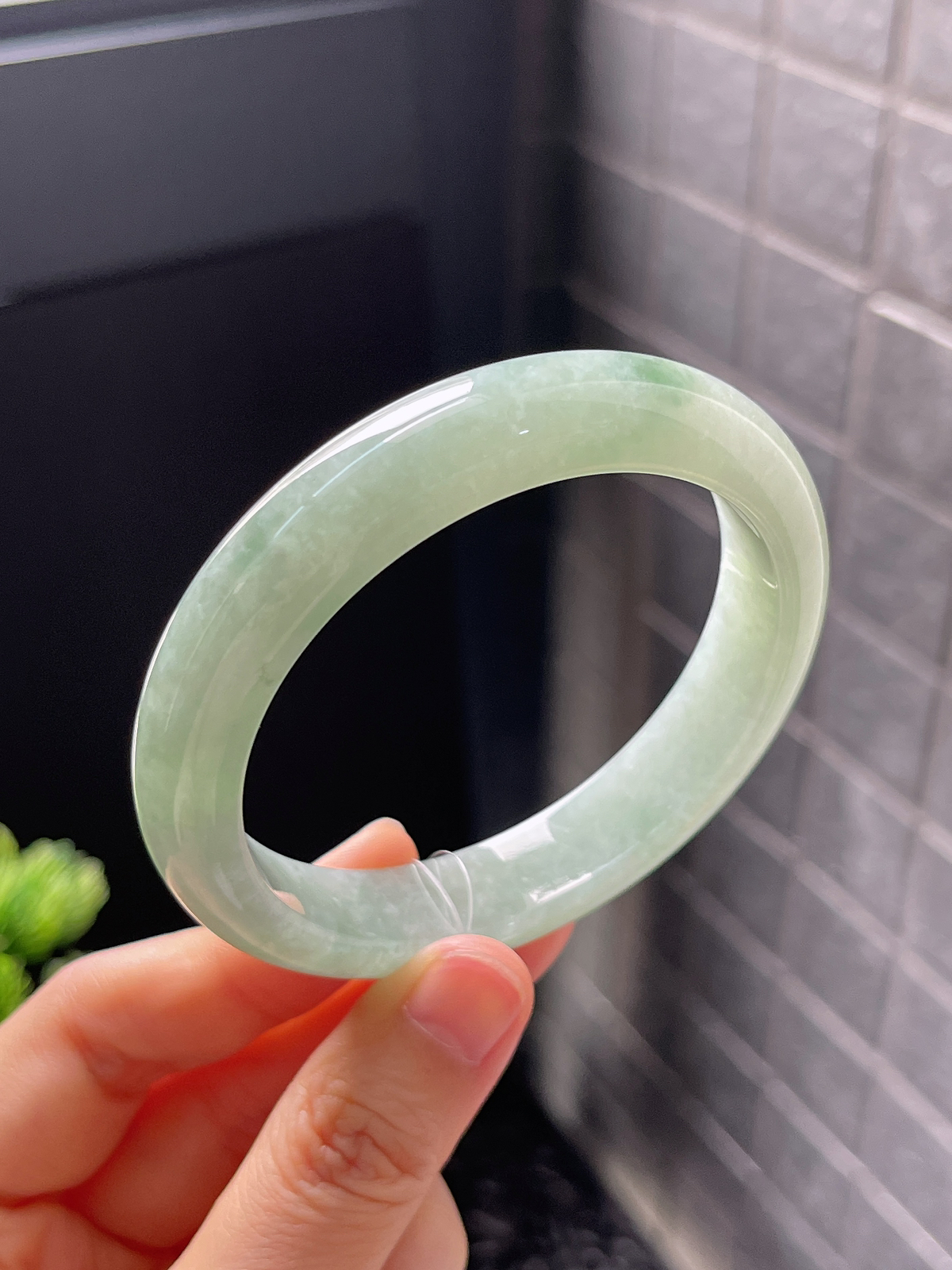 正圈57圈口，翡翠糯化种淡绿色手镯