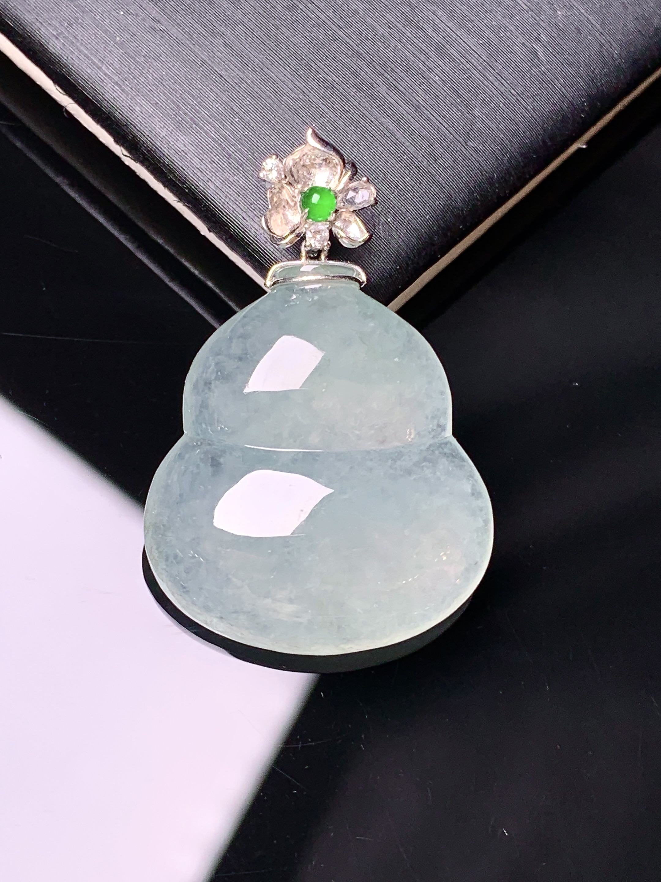 18k金钻镶嵌冰种葫芦吊坠 玉质细腻 色泽艳丽清新 水润亮眼 整体尺寸30.7*20.8*6.2c1