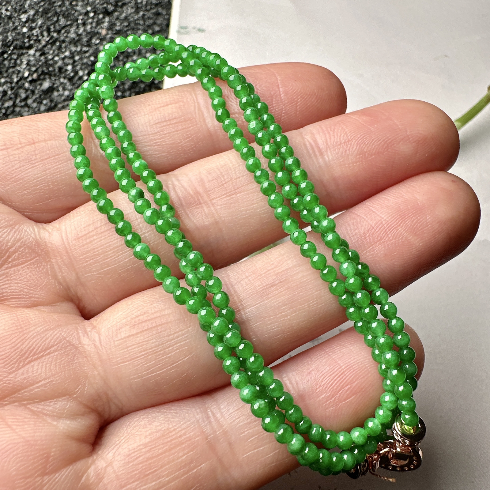 【冰种满绿小米珠手串】冰阳绿色泽，质地细腻，光感很好，色泽娇艳纯正。完整度很不错。