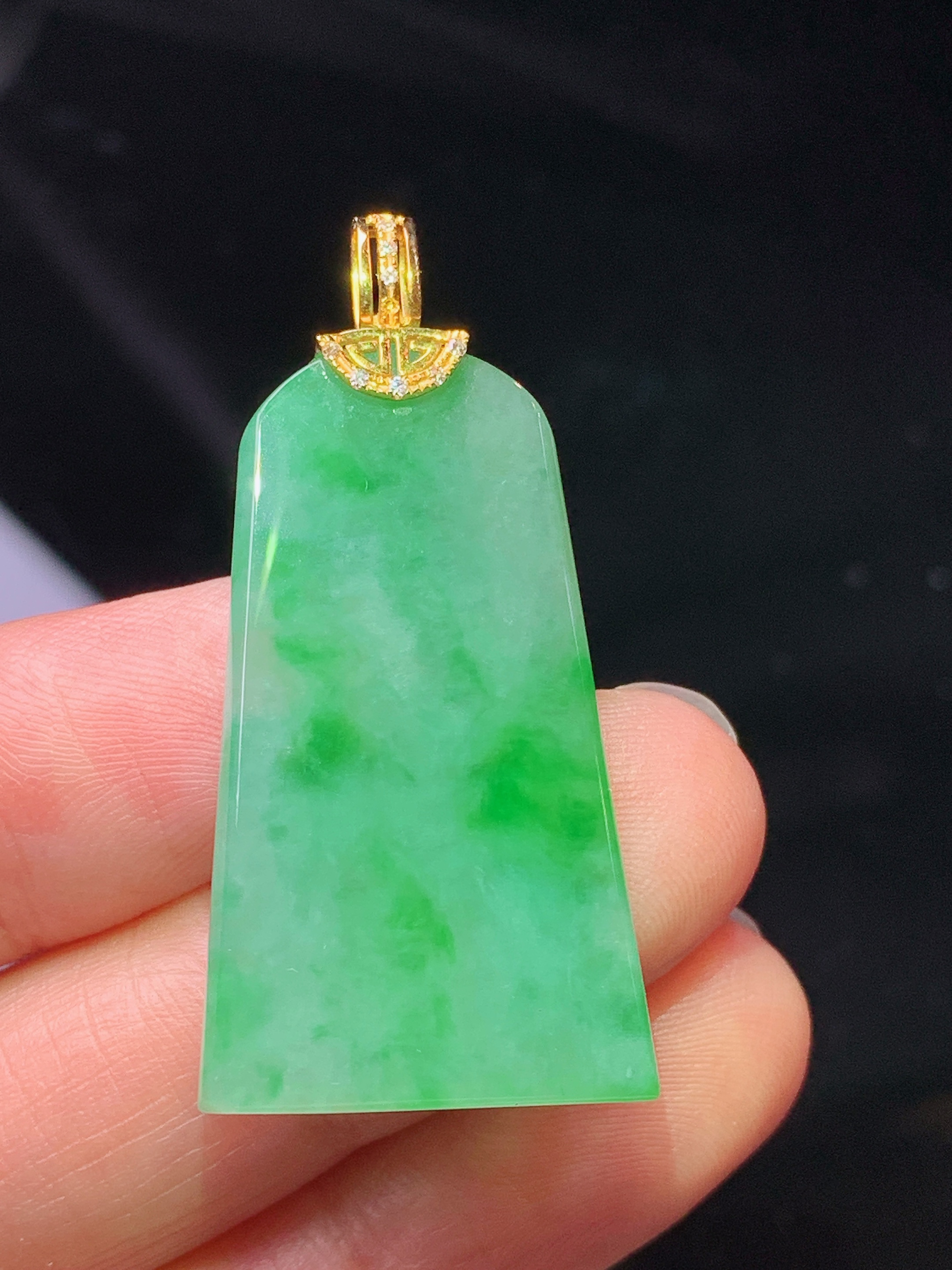 18k金钻镶嵌翠绿无事牌吊坠 玉质细腻 色泽艳丽清新 水润亮眼 整体尺寸38.8*19*3.5b1
