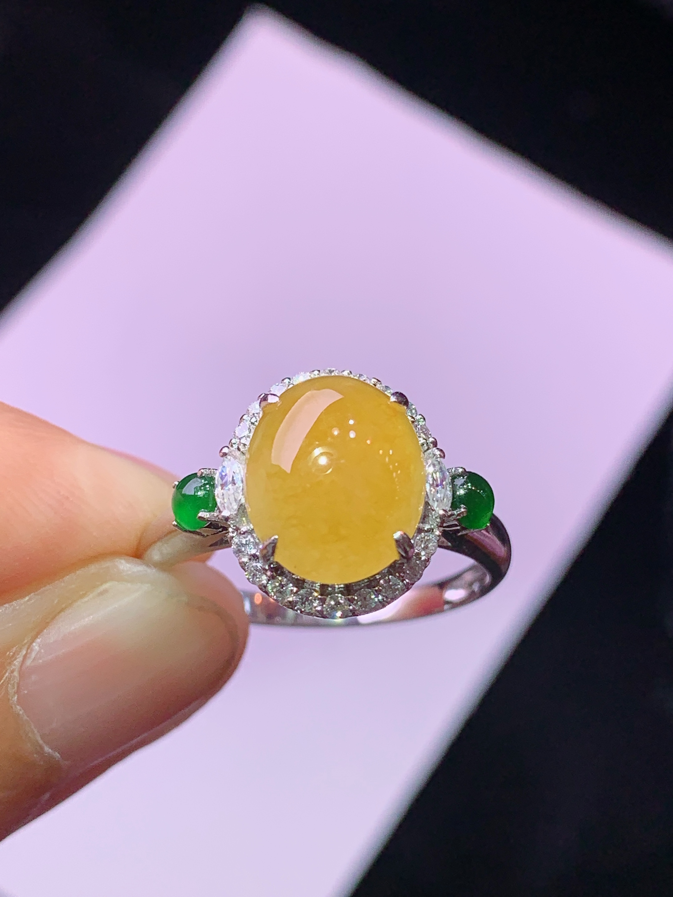 18k金钻镶嵌黄翡蛋面戒指 玉质细腻 色泽艳丽清新 水润亮眼 圈口14.5 整体尺寸12.5*11*