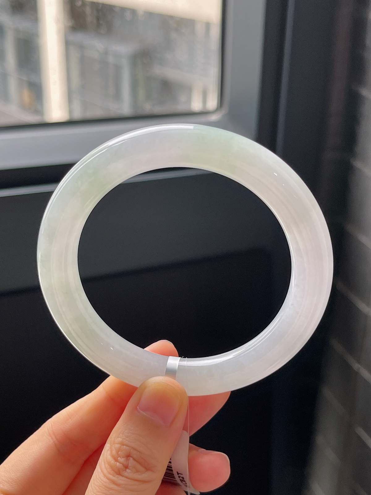 圆镯57圈口，翡翠冰糯种淡绿色手镯