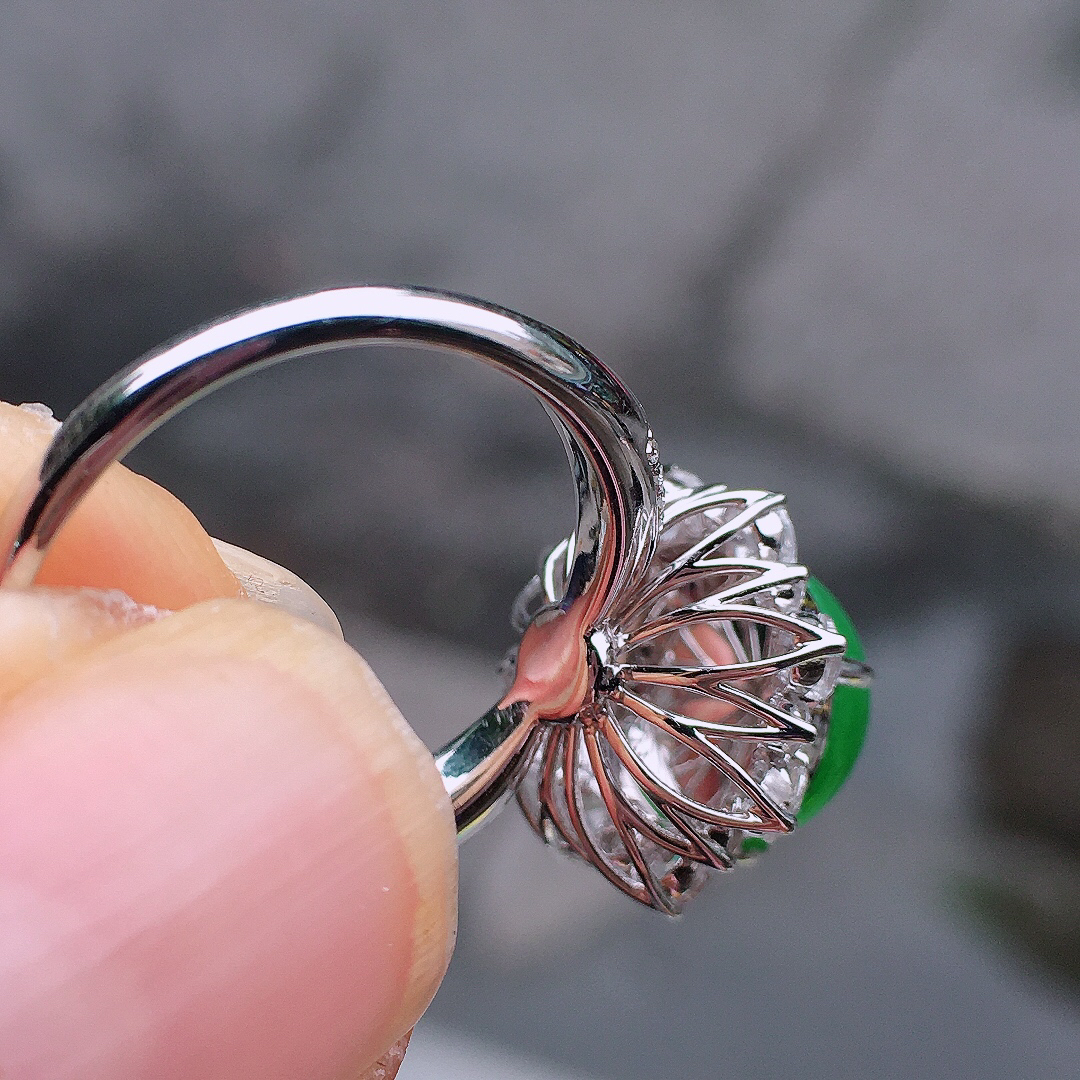 阳绿蛋面戒指，色泽均匀艳丽，玉质细腻，荧光感超
强，饱满圆润，尽显优雅气质，18k
金豪华镶嵌