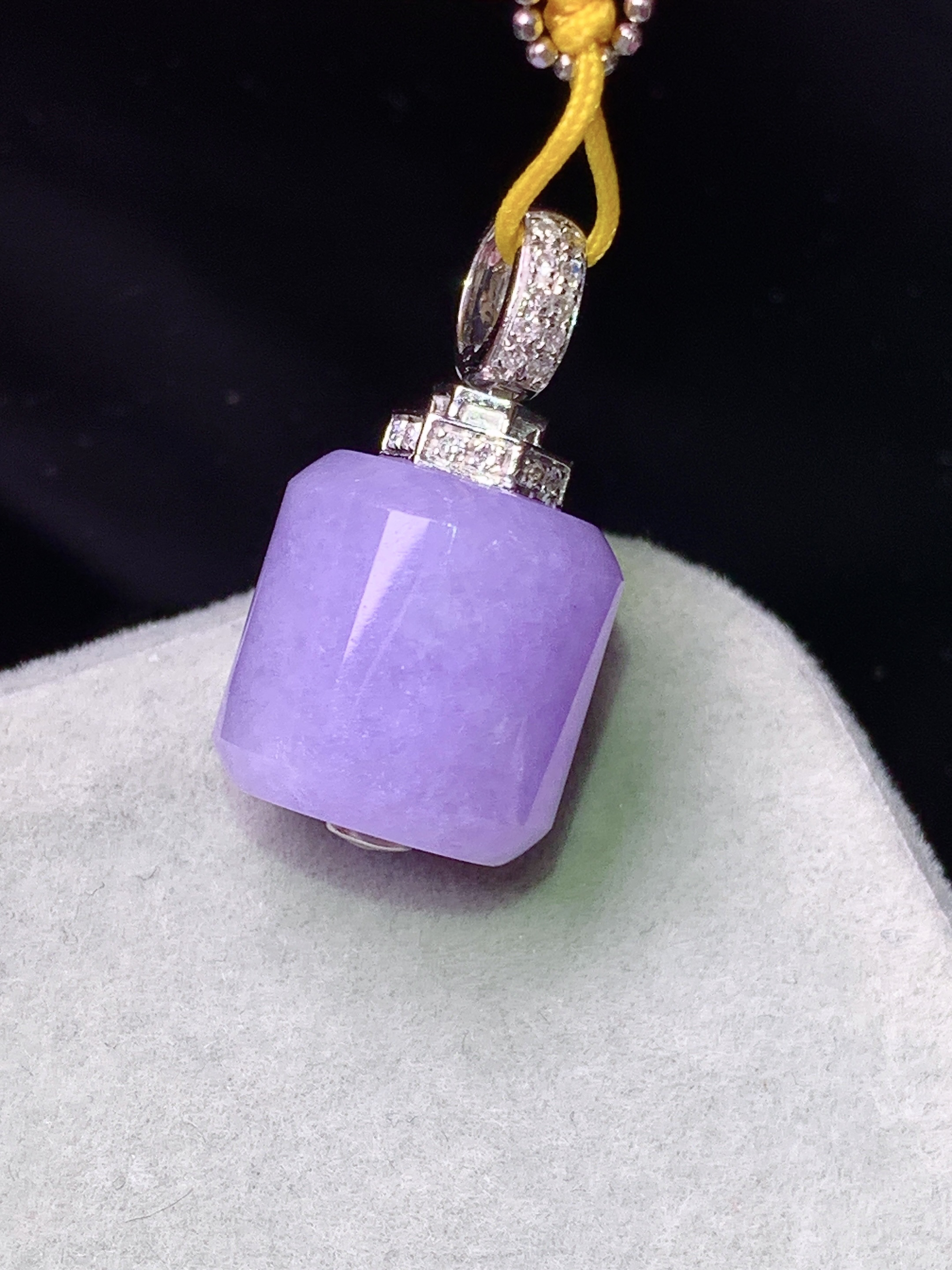 18k金钻镶嵌紫罗兰路路通吊坠 玉质细腻 色泽艳丽清新 水润亮眼 整体尺寸23.3*12.3b1