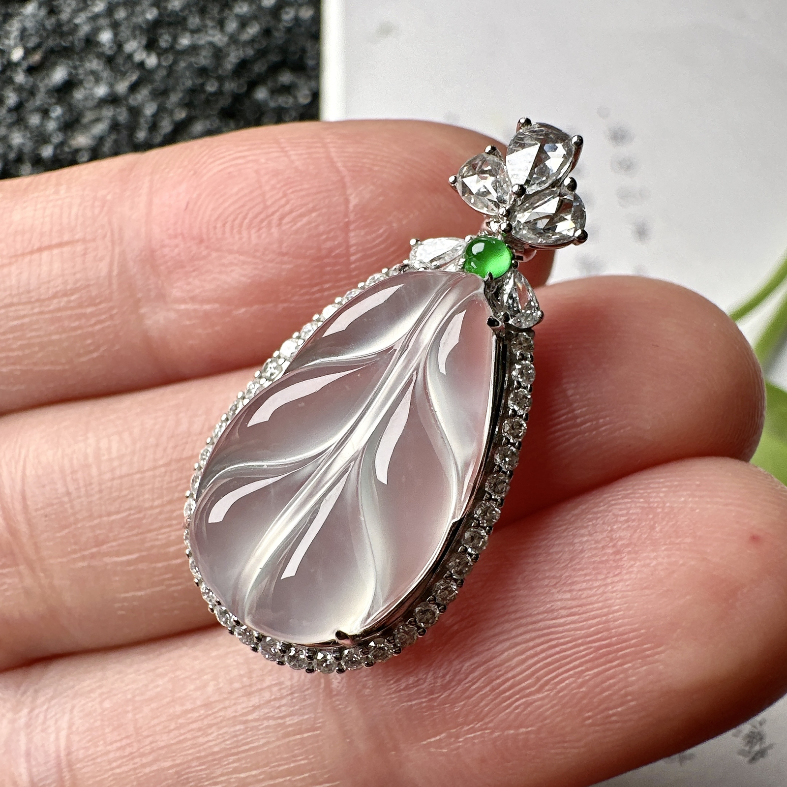 【冰种叶子吊坠】金枝玉叶，质地细腻，冰润透亮，光泽出众，18k金钻镶嵌，裸石尺寸19.3*11.6*4.6毫米