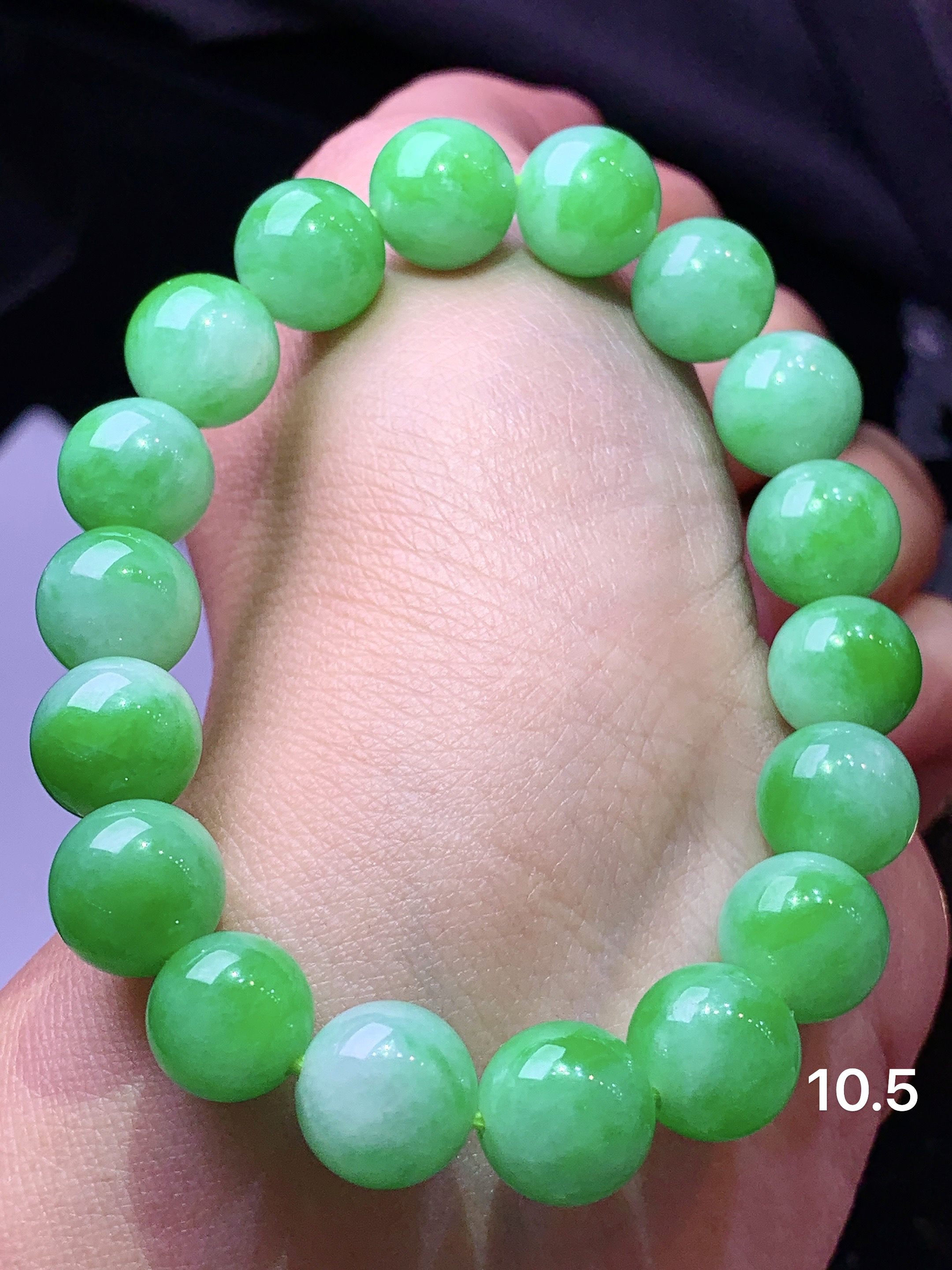 翠绿圆珠手链 玉质细腻 色泽艳丽清新 水润亮眼 整体尺寸10.5x6
