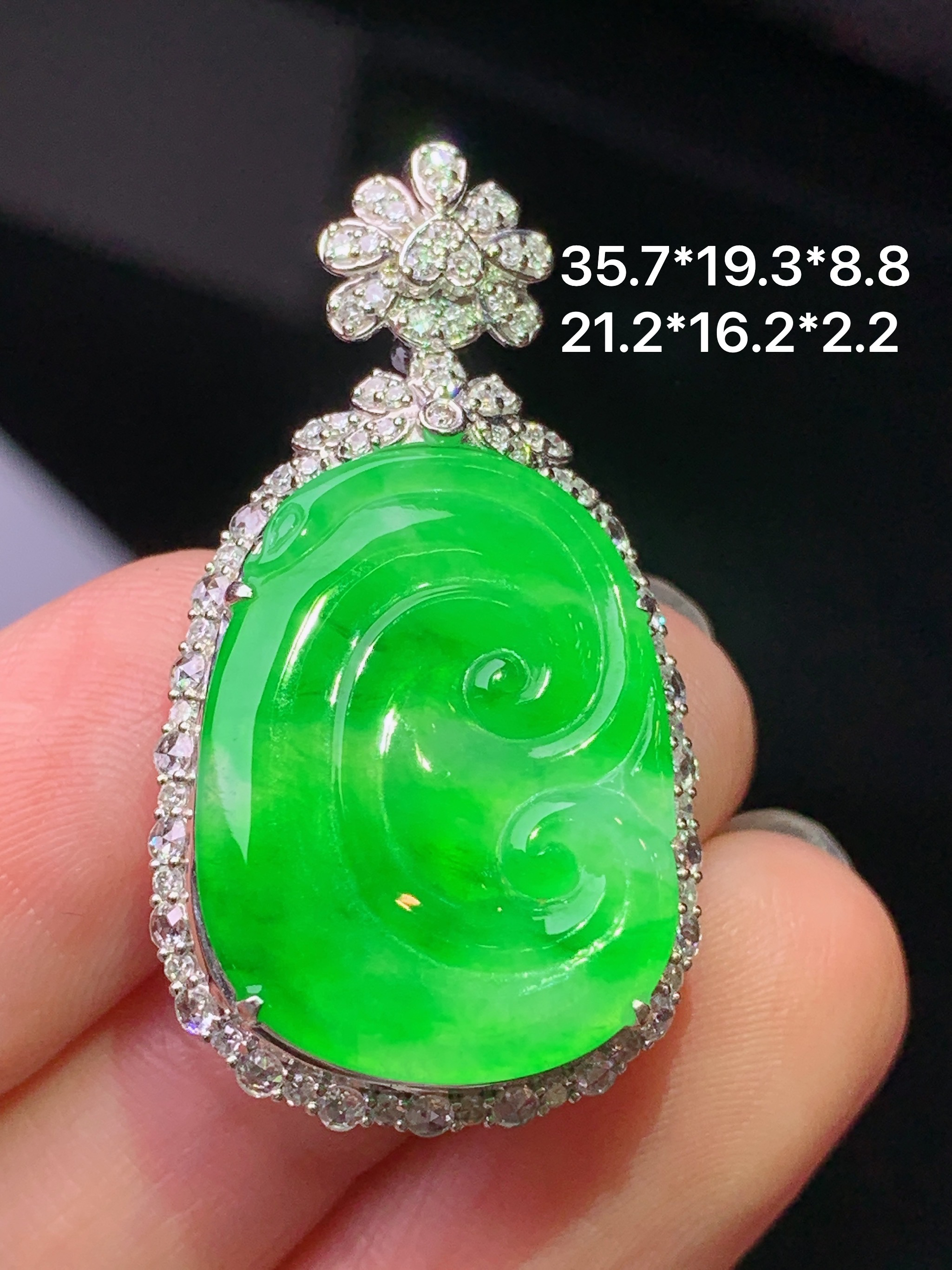 18k金钻镶嵌翠绿如意吊坠 玉质细腻 色泽艳丽清新 水润亮眼 整体尺寸35.7*19.3*8.8g2