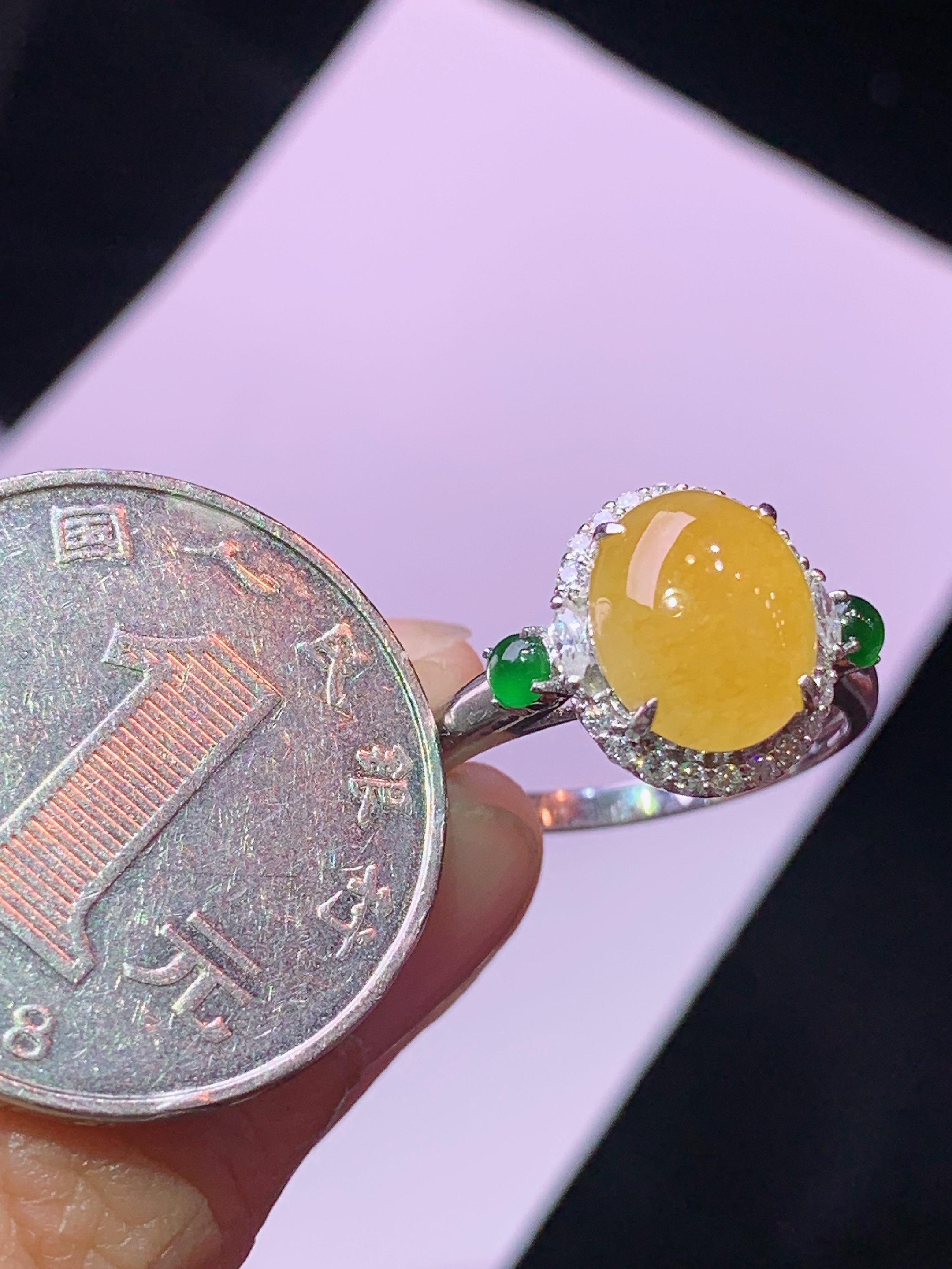 18k金钻镶嵌黄翡蛋面戒指 玉质细腻 色泽艳丽清新 水润亮眼 圈口14.5 整体尺寸12.5*11*8m3