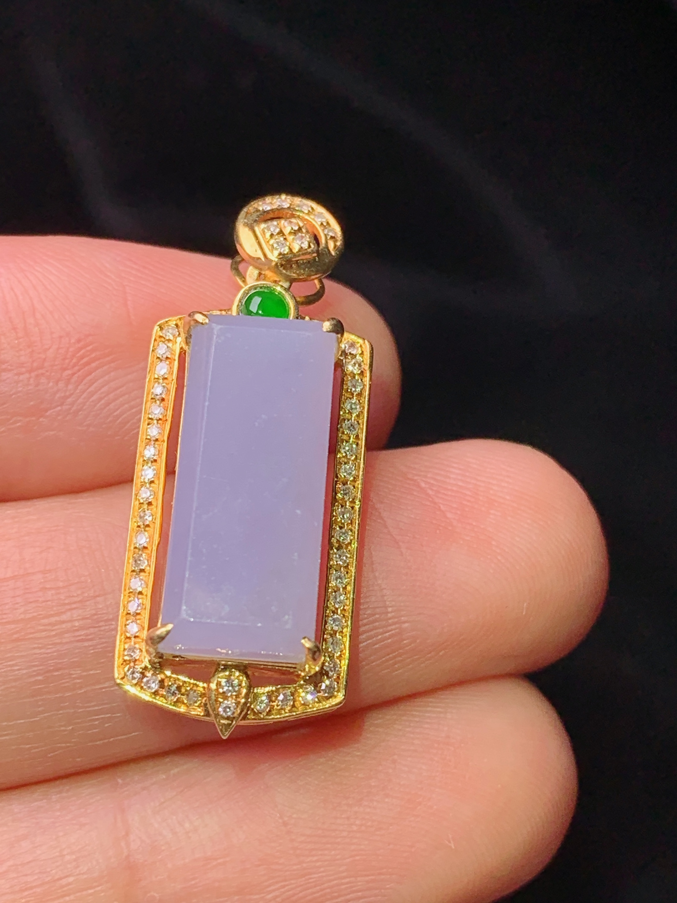 18k金钻镶嵌紫罗兰无事牌吊坠 玉质细腻 色泽艳丽清新 水润亮眼 整体尺寸28.8*11.2*7f3