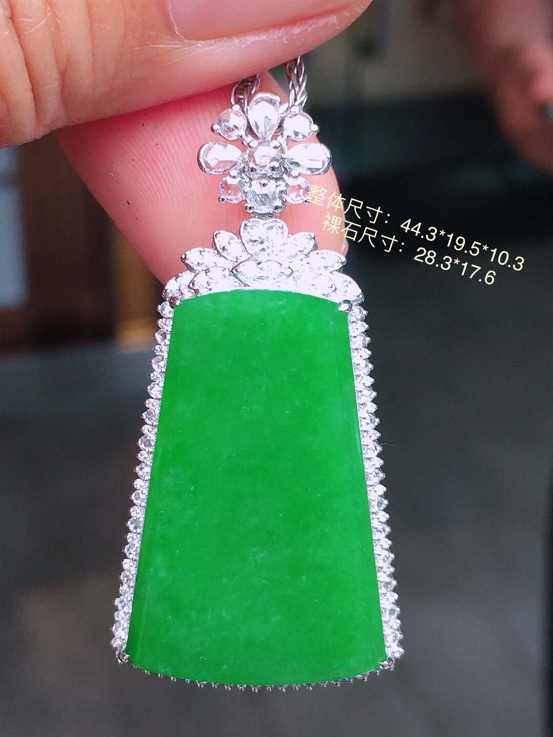 阳绿无事牌吊坠，色泽均匀艳丽，玉质细腻，荧光感超
强，饱满圆润，尽显优雅气质，18k
金豪华镶嵌