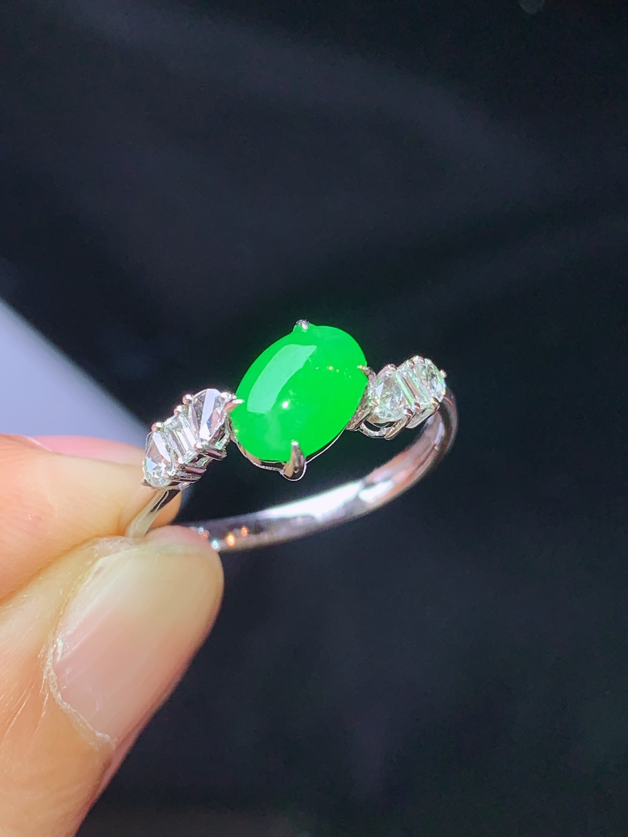 18k金钻镶嵌满绿蛋面戒指 玉质细腻 色泽艳丽清新 水润亮眼 圈口14.5 裸石尺寸7.6*5.3*2.3m3