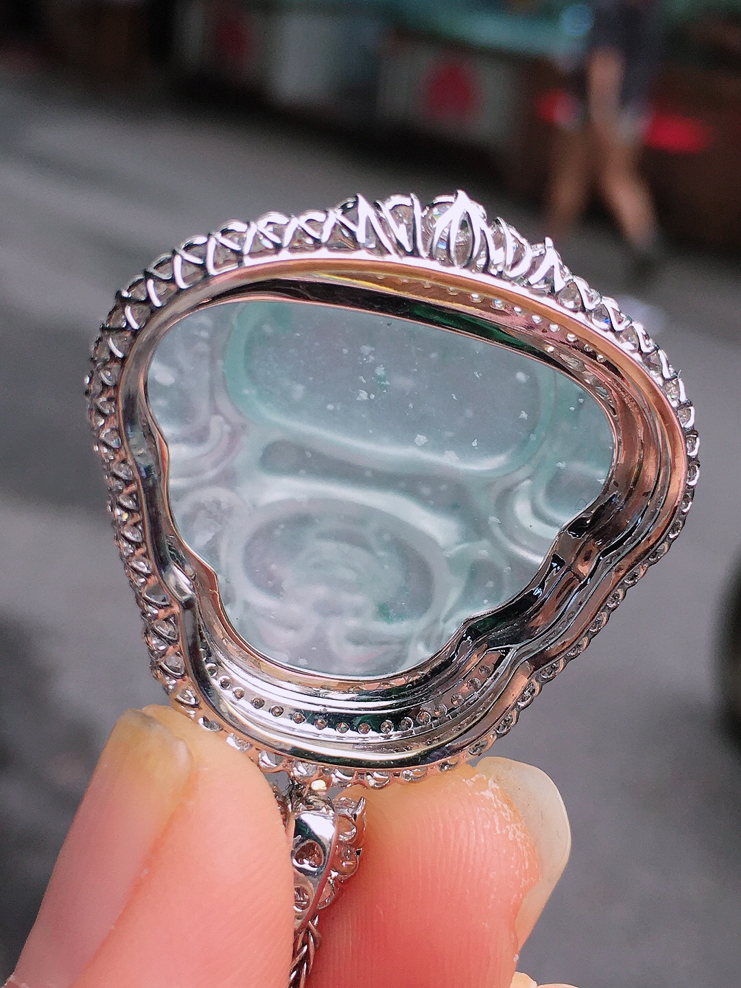 冰飘花佛公吊坠，色泽艳丽，玉质细腻，荧光感超
强，饱满圆润，尽显优雅气质，18k
金豪华镶嵌