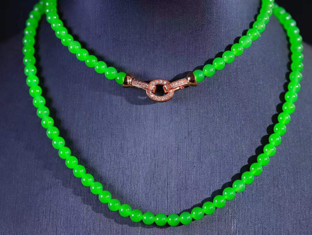 【珠圆玉润.项链】

精品和田玉碧玉珠圆玉润项链，暖黄如蜜，象征“金玉满堂”的富贵与温润谦和的品性；项链承载断除百八烦恼的祈愿，亦合四时流转之圆满，腕间颈间皆藏着人们对平安顺遂、福泽绵长的温柔期许。
重25.6克  尺寸取一4.9mm  4540599A