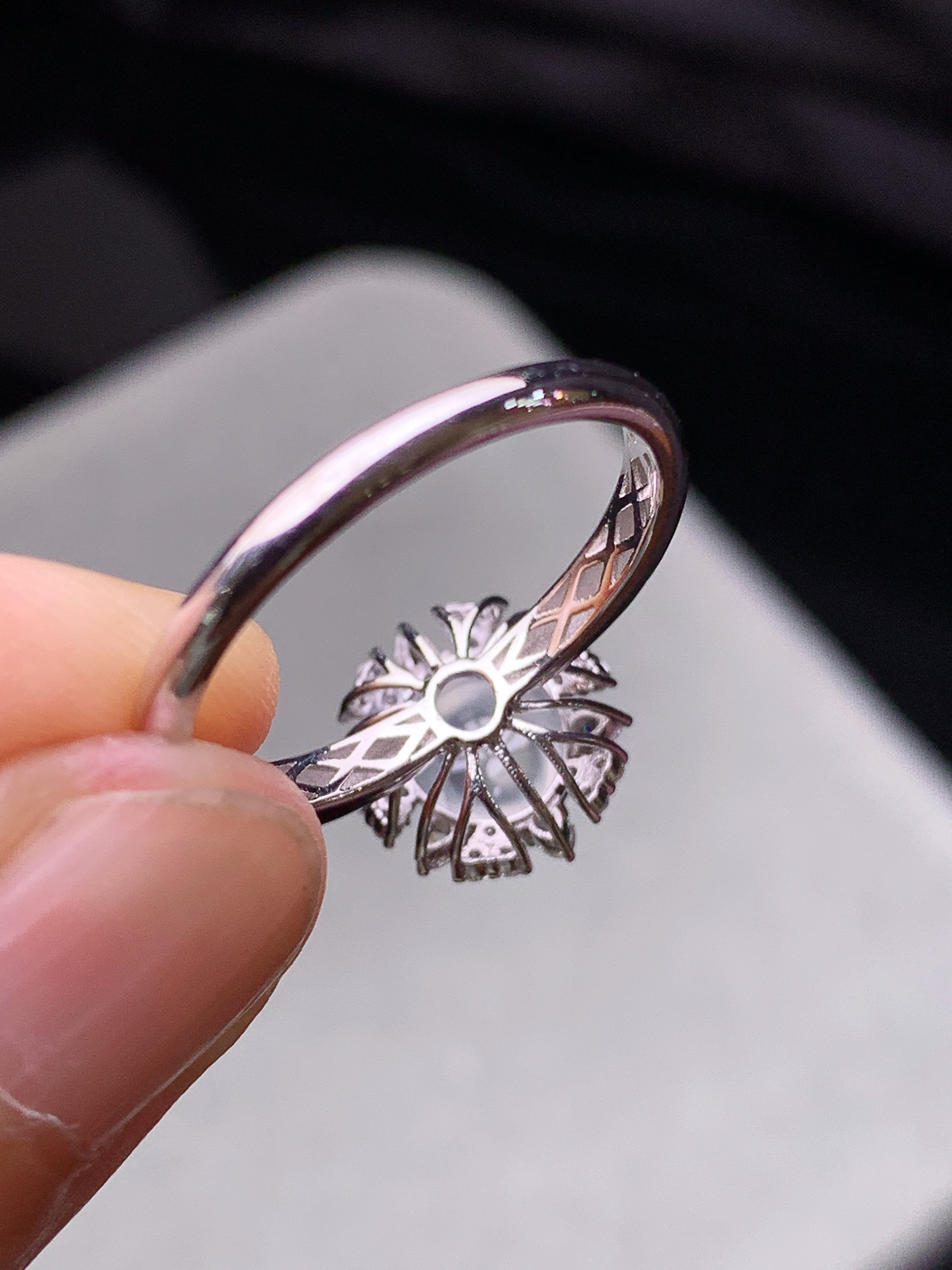 18k金钻镶嵌冰种蛋面戒指 玉质细腻 色泽艳丽清新 水润亮眼 圈口14 整体尺寸11*10.2*8.8m3