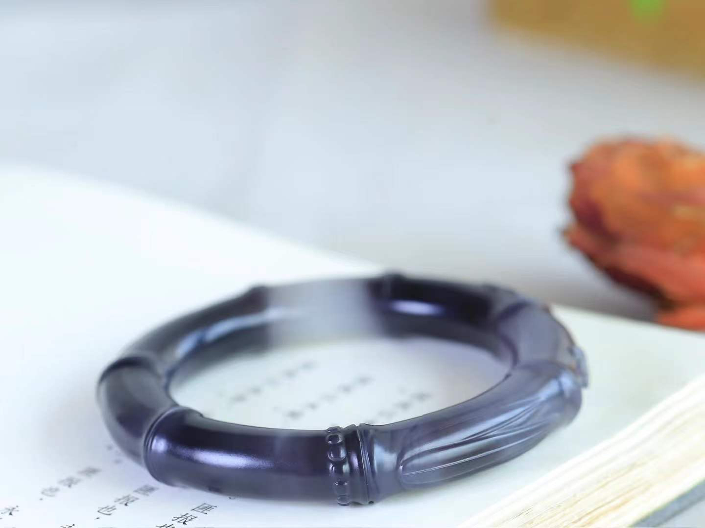 【节节高升.手镯】

精品和田玉烟紫白双色竹手镯，玉质温润细腻，苏工精雕竹节，竹子品德高尚，生而有节，象征气节正直、不屈不俗。竹叶纤秀俊逸，舒展自如，迎风摇曳，柔美清逸，清新典雅。️整器画面空灵简洁佩于胸前，寓意祝福，高风亮节，步步高升。
内径53mm尺寸12-12.6mm重60克9947377T