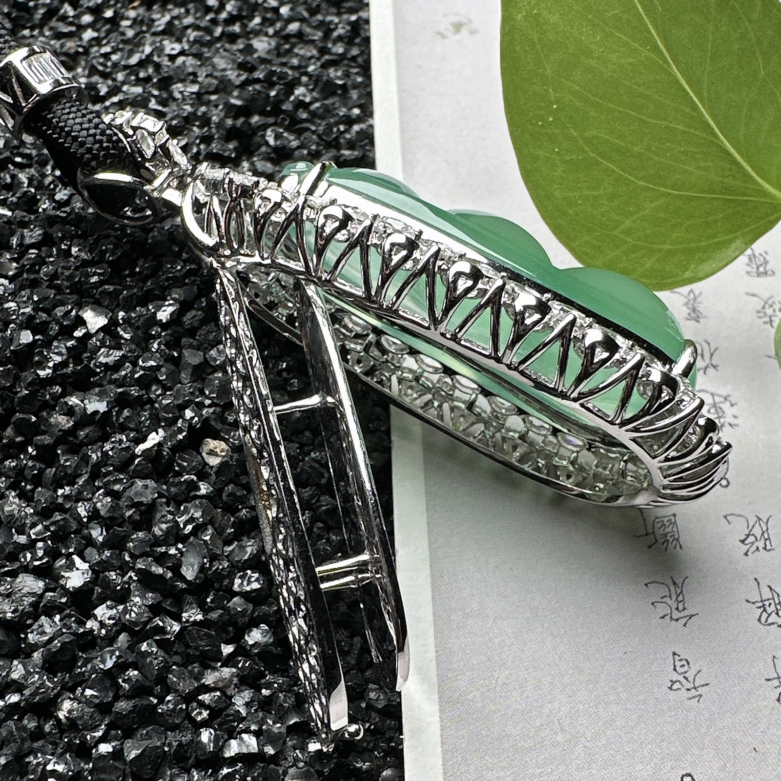 【冰种晴绿福豆吊坠】种地上乘，冰感十足，通透起光，饱满圆润，收藏品质，18k金钻镶嵌，裸石尺寸34.4*14.4*8.6毫米