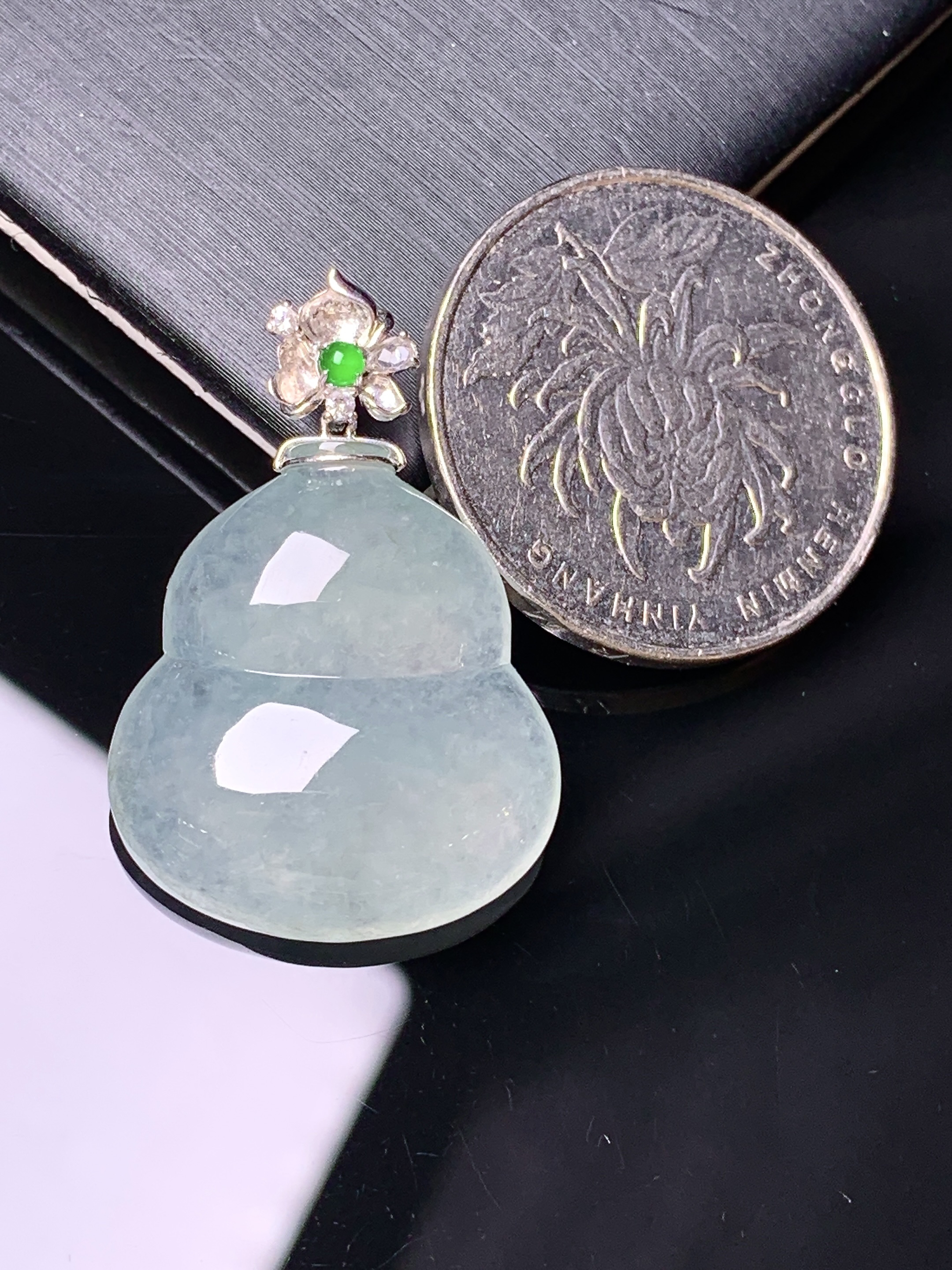 18k金钻镶嵌冰种葫芦吊坠 玉质细腻 色泽艳丽清新 水润亮眼 整体尺寸30.7*20.8*6.2c1