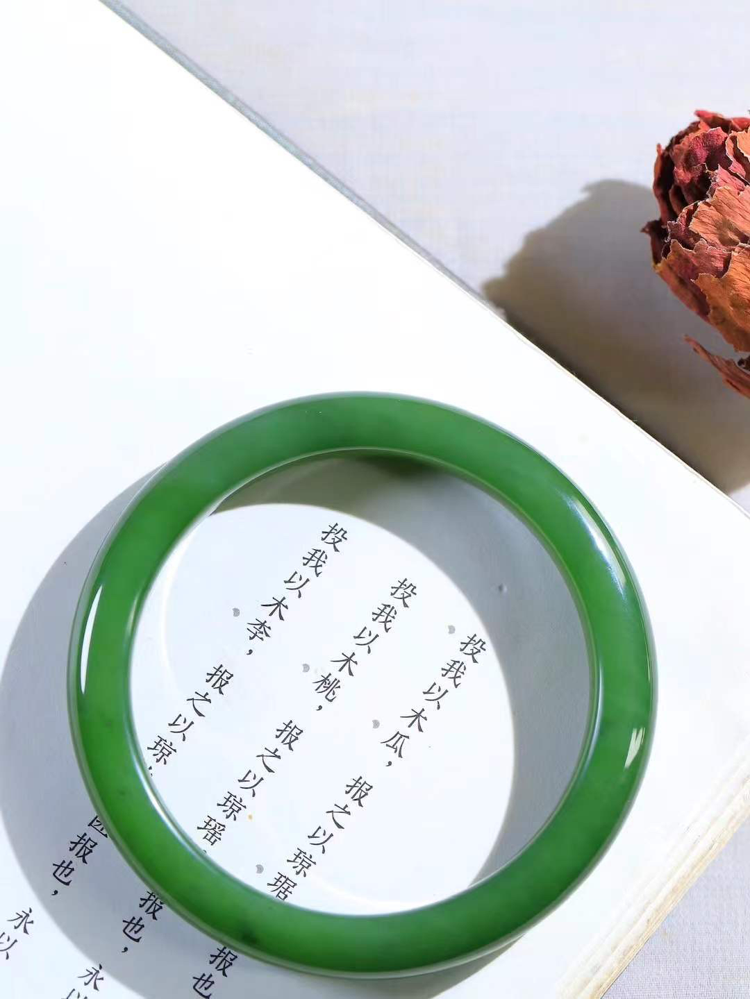 【温润如心.镯】

精品和田玉碧玉手镯，精选上等碧玉料，色泽清透，质地细腻。佩戴它，感受千年玉文化的温润与优雅，愿它为您带来平安与幸福。重52.5克  尺寸62-10.4-8.7mm  1040211A