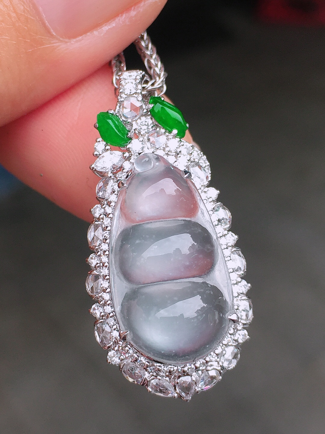 冰种福豆吊坠，玉质细腻，荧光感超
强，饱满圆润，尽显优雅气质，18k
金豪华镶嵌