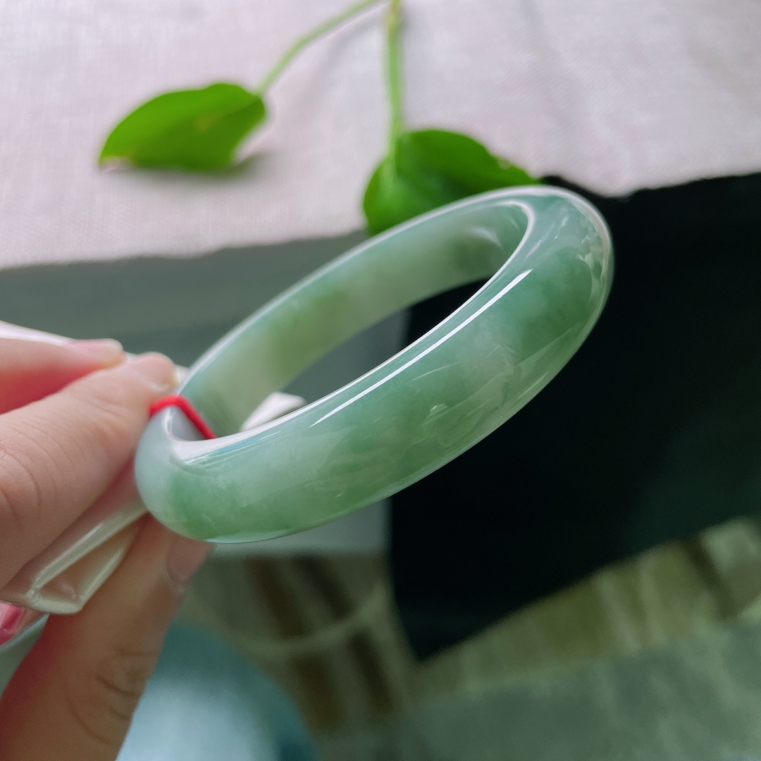 57/12.8/8.3，湖水绿正圈，绿底生香，静享时光。水润，细腻，ss49019a