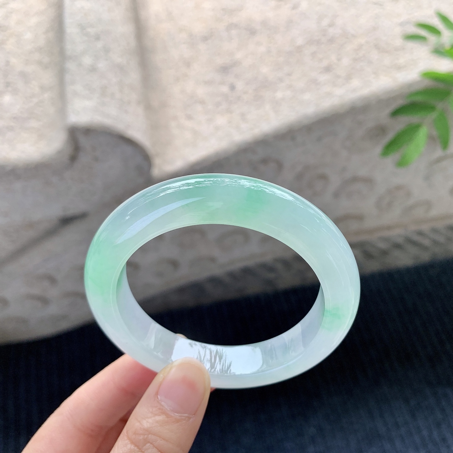 正圈53 54【圈口】54.2/11.6/9.5【】喜询【编码】G6120512【描述】冰飘绿，清透，水润，种老，细腻，打灯有絮线