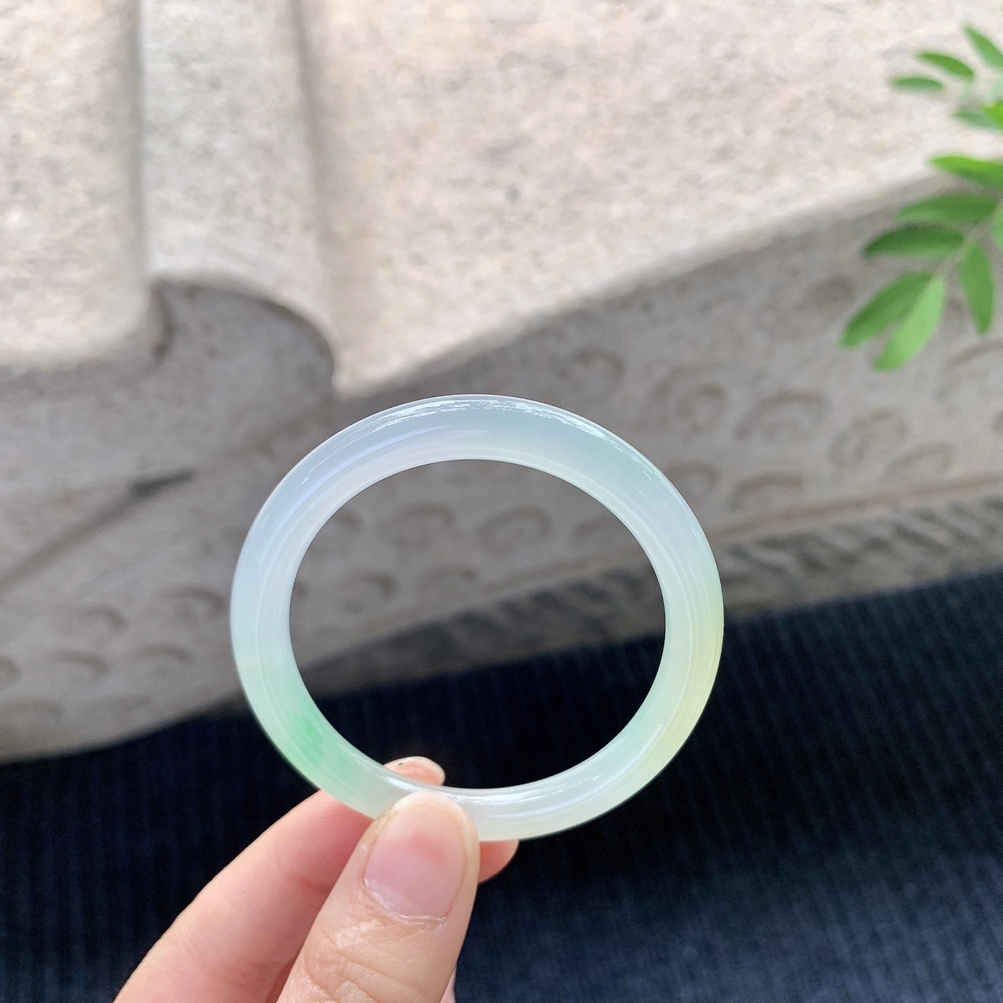 贵妃51 52【圈口】52.8/46.6/6.3/7.3【编码】N2120527【描述】冰糯黄加绿，水润，种老，细腻，打灯有棉线