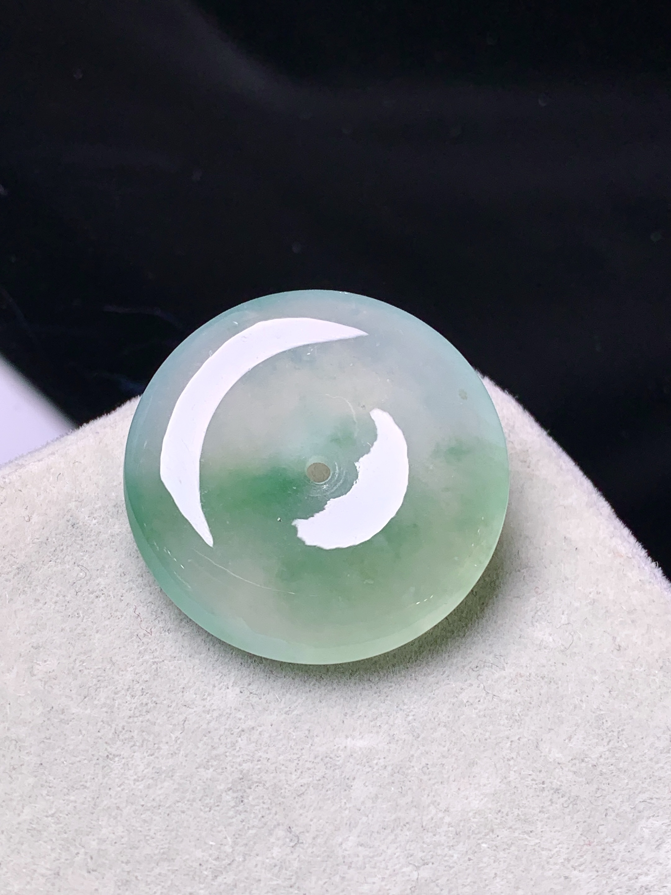 冰种飘绿平安扣吊坠 玉质细腻 色泽艳丽清新 水润亮眼 整体尺寸22.8*4.8a2