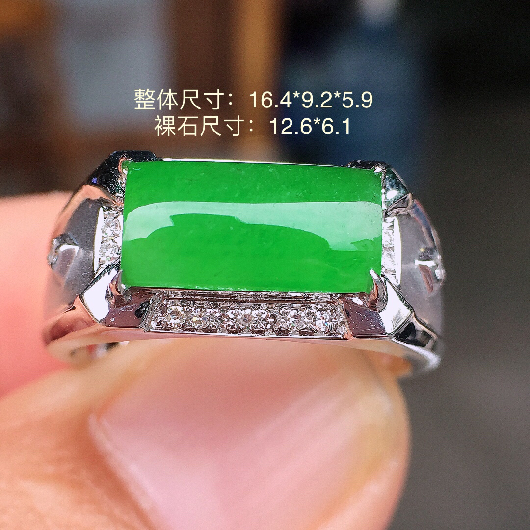 阳绿马鞍戒指，色泽均匀艳丽，玉质细腻，荧光感超
强，饱满圆润，尽显优雅气质，18k
金豪华镶嵌