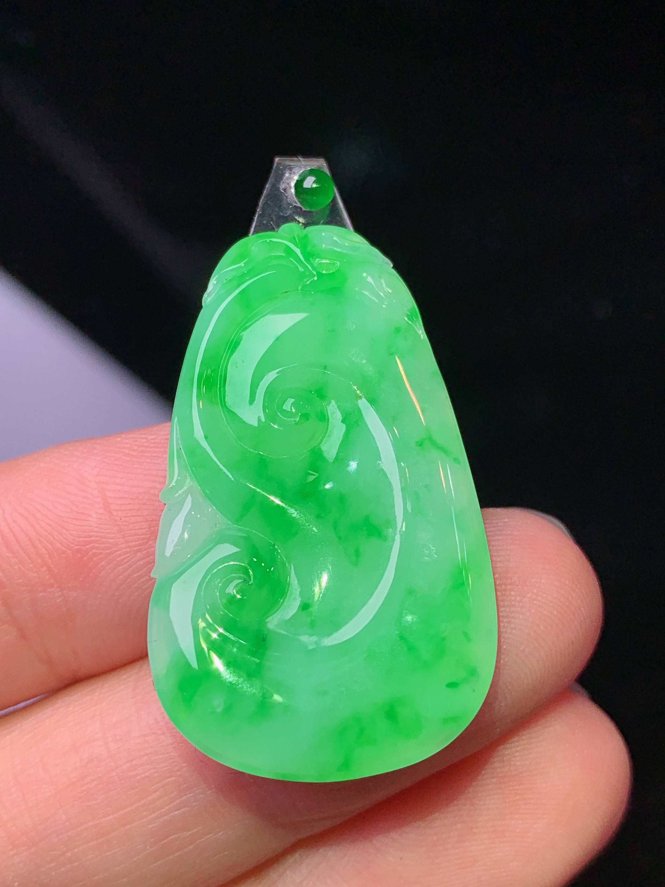 镶嵌款 翠绿如意吊坠 玉质细腻 色泽艳丽清新 水润亮眼 整体尺寸33*19.5*2.8*2x