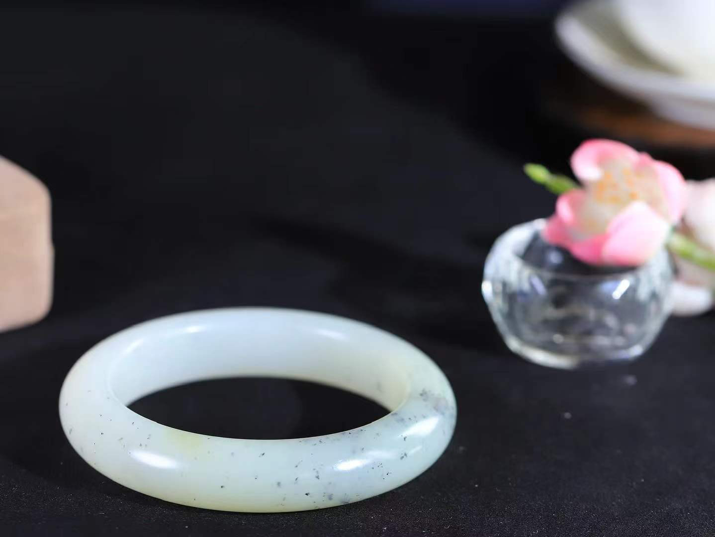 【婉约佳人.手镯】

精品️和田玉手镯 玉质温润细腻 油性十足 手感舒适，高华雅逸，线条流畅，简约