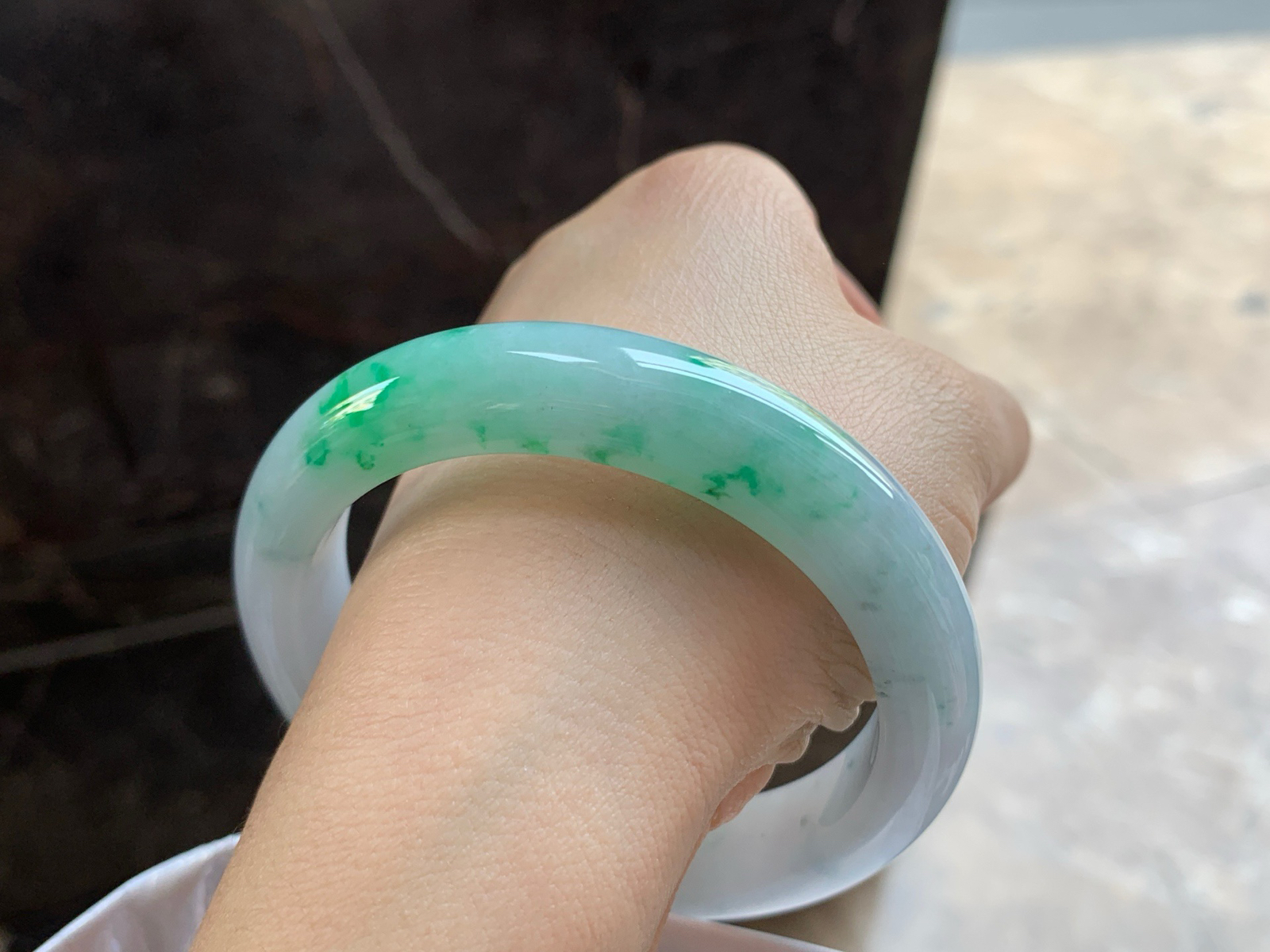 56.5-12.5-8.8

带色手镯^_^颜色好看 玉质温润