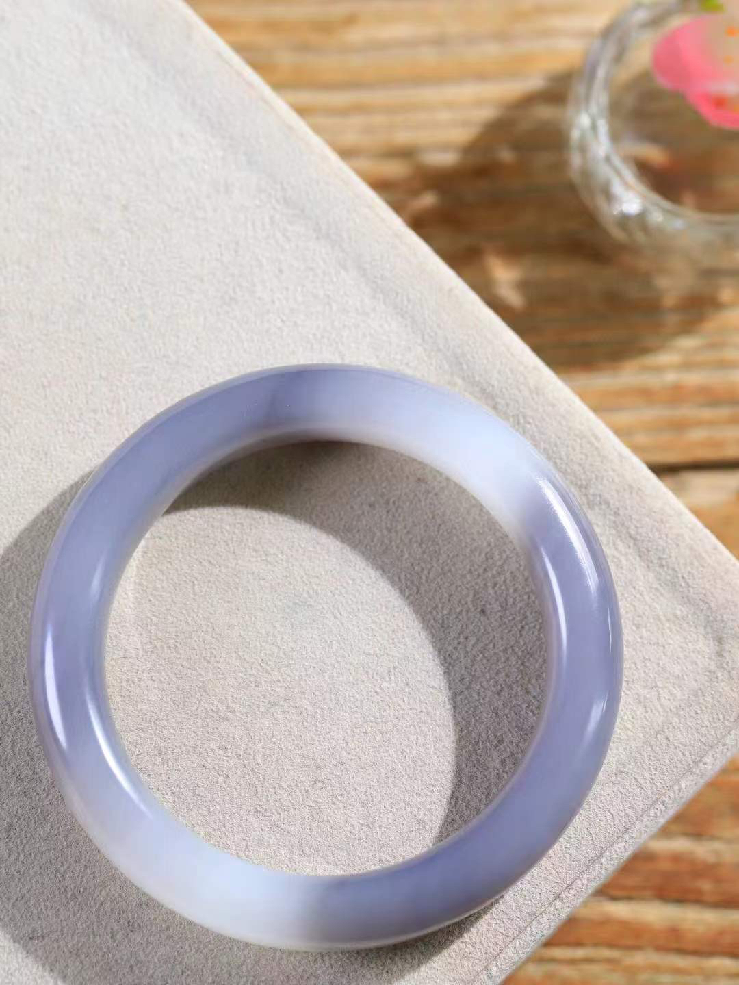 （温柔雅致.手镯）

精品️和田玉烟紫白玉双色手镯。镯型饱满，温润细腻，脂润沁香。️执一卷书，沏一盏茶，着一袭裙，戴一只镯。淡淡浅笺，素心若兰，静赏玉中诗画。悠悠岁月，芊手轻摘，盛满诗样芳华。重53.5克   尺寸53.5-12-9.5mm    FDL-6640500