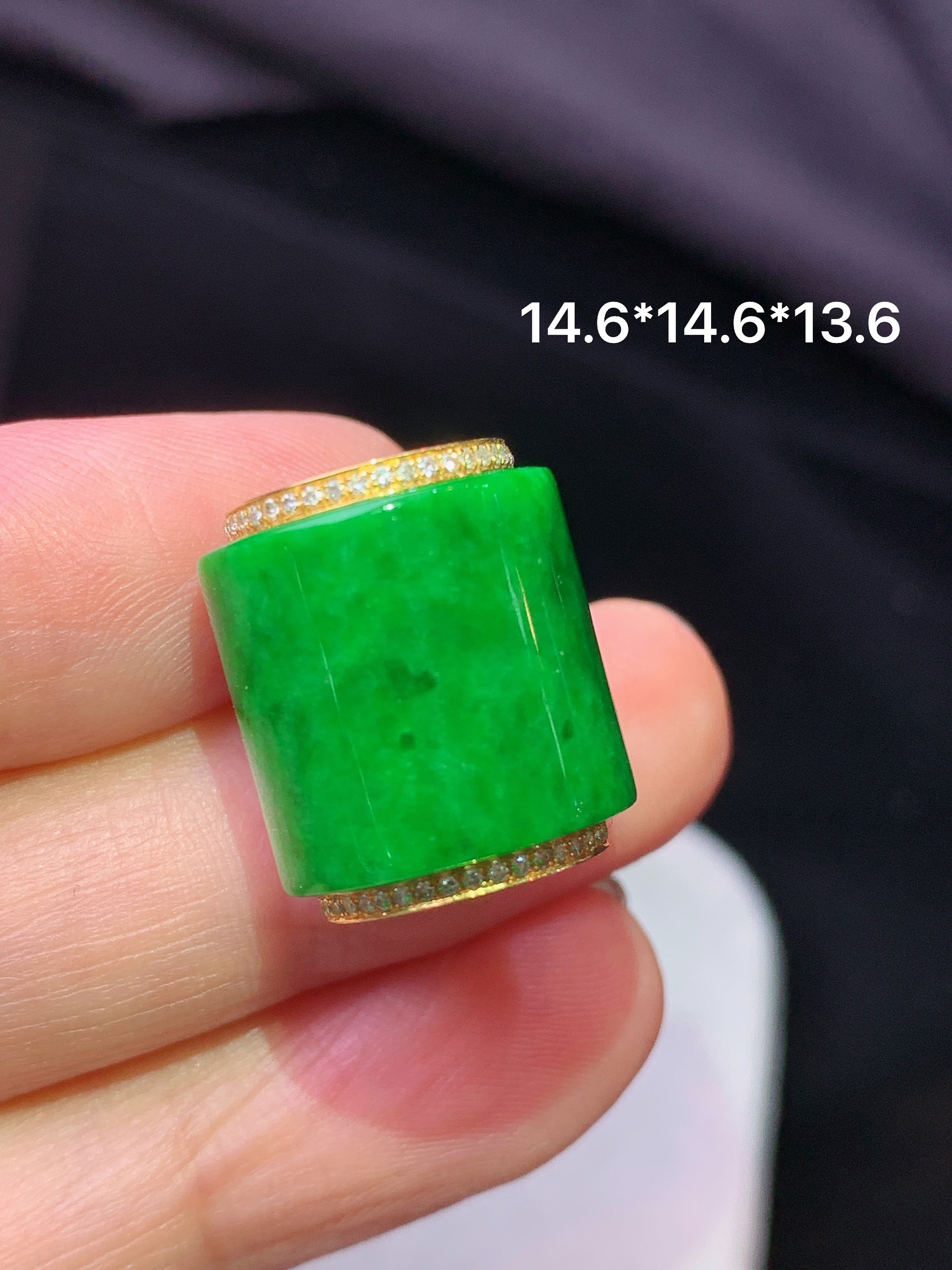 18k金钻镶嵌翠绿路路通吊坠 玉质细腻 色泽艳丽清新 水润亮眼 整体尺寸14.6*13.6b1