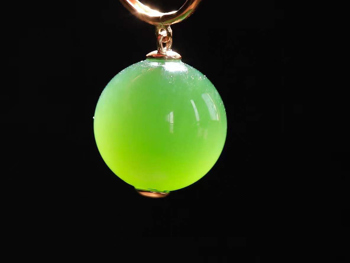 【金镶玉.耳坠】

精品和田玉碧玉猫眼镶嵌18k金.耳坠，金玉良缘 耳畔生辉，以和田温玉镌刻东方雅韵，金丝勾勒璀璨光华。金玉相嵌，寓意福泽绵长、情缘永固。佩戴间，既有玉的从容气度，又蕴金的尊贵风雅。耳畔摇曳生姿，点亮东方美学的含蓄与奢华。时光流转，唯爱恒久如金，初心温润似玉。总重10.7克 裸石尺寸取一14.2mm 5540500A