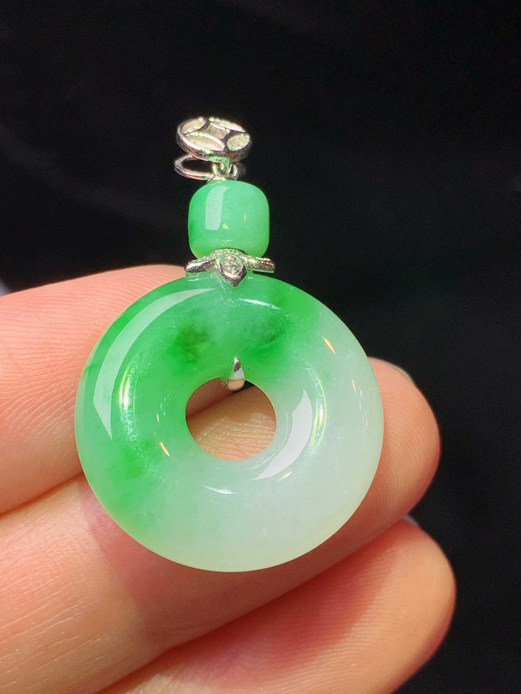 18k金钻镶嵌飘绿平安环吊坠 玉质细腻 色泽艳丽清新 水润亮眼 整体尺寸32.6*50*5.6m1
