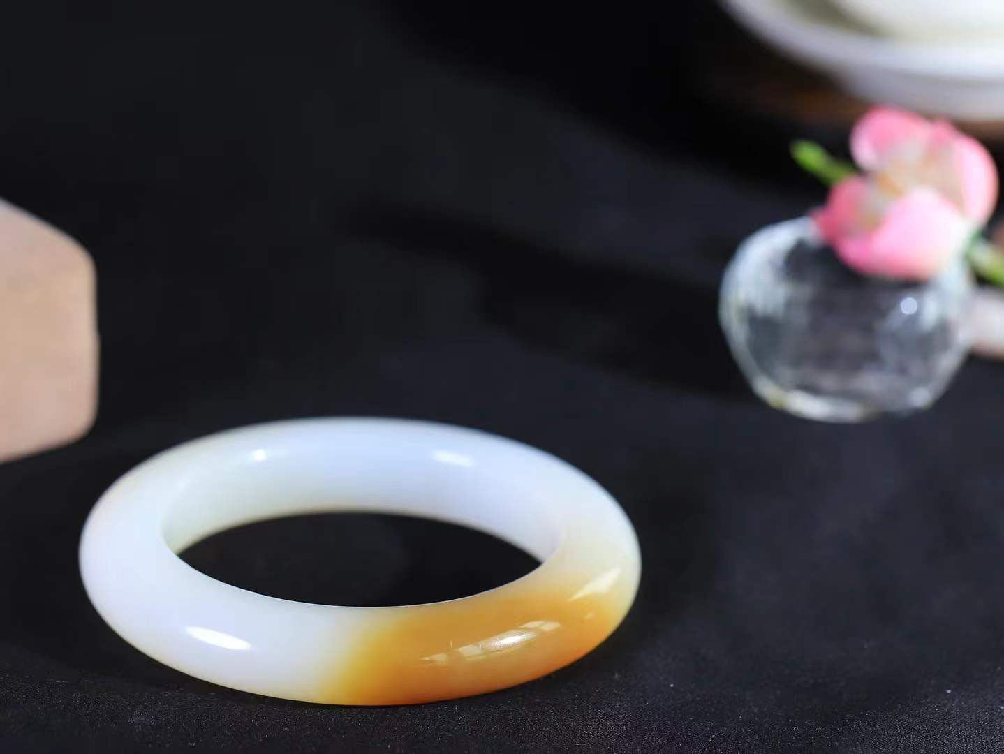 【暖玉生香·手镯】

精品和田玉糖白玉手镯，质地油润细腻，色泽高贵典雅，镯型古朴典雅。在诗情画意的