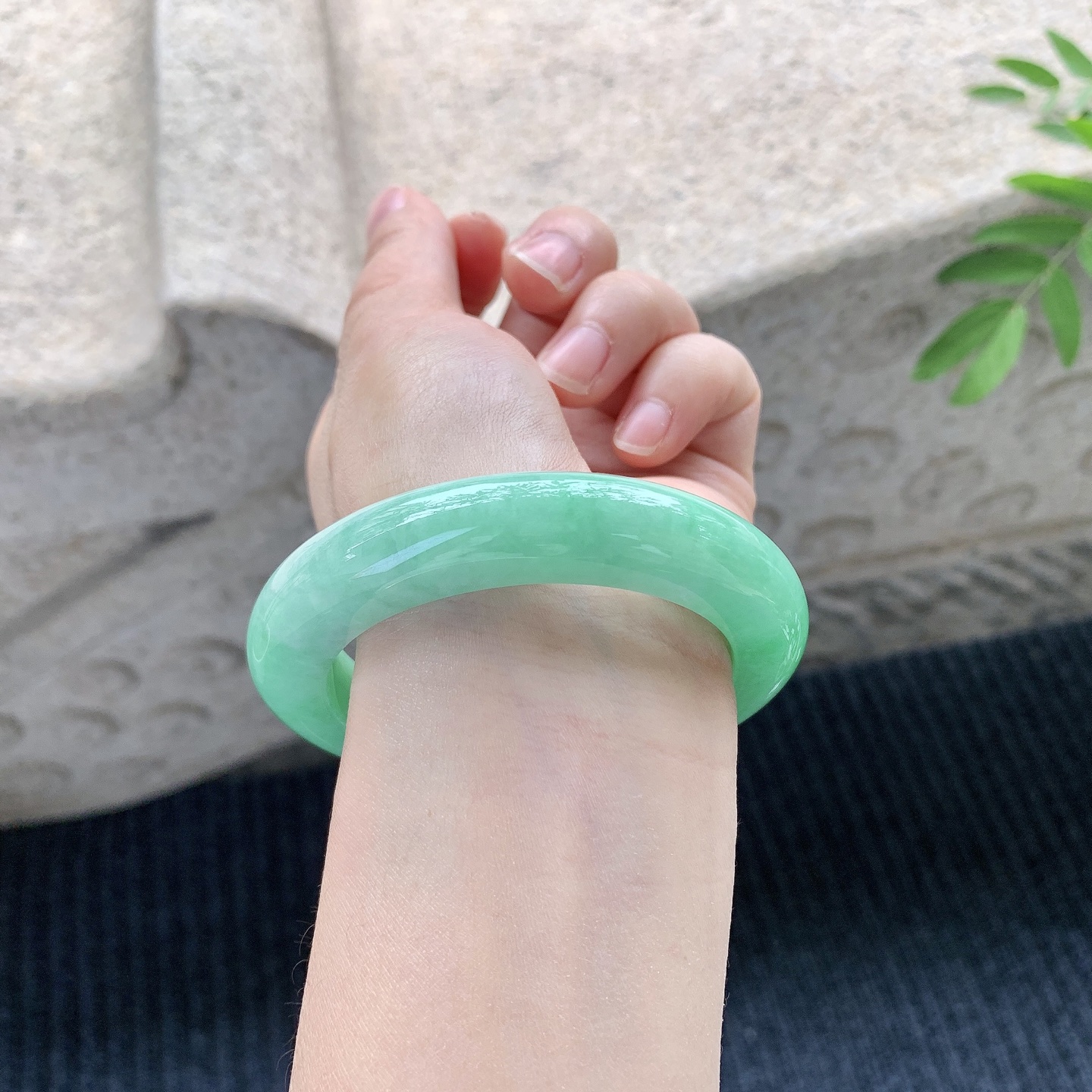 正圈53 54【圈口】54.8/11.8/10.6【万【编码】A1120538【描述】满绿，水润，种老，细腻，内侧有纹线